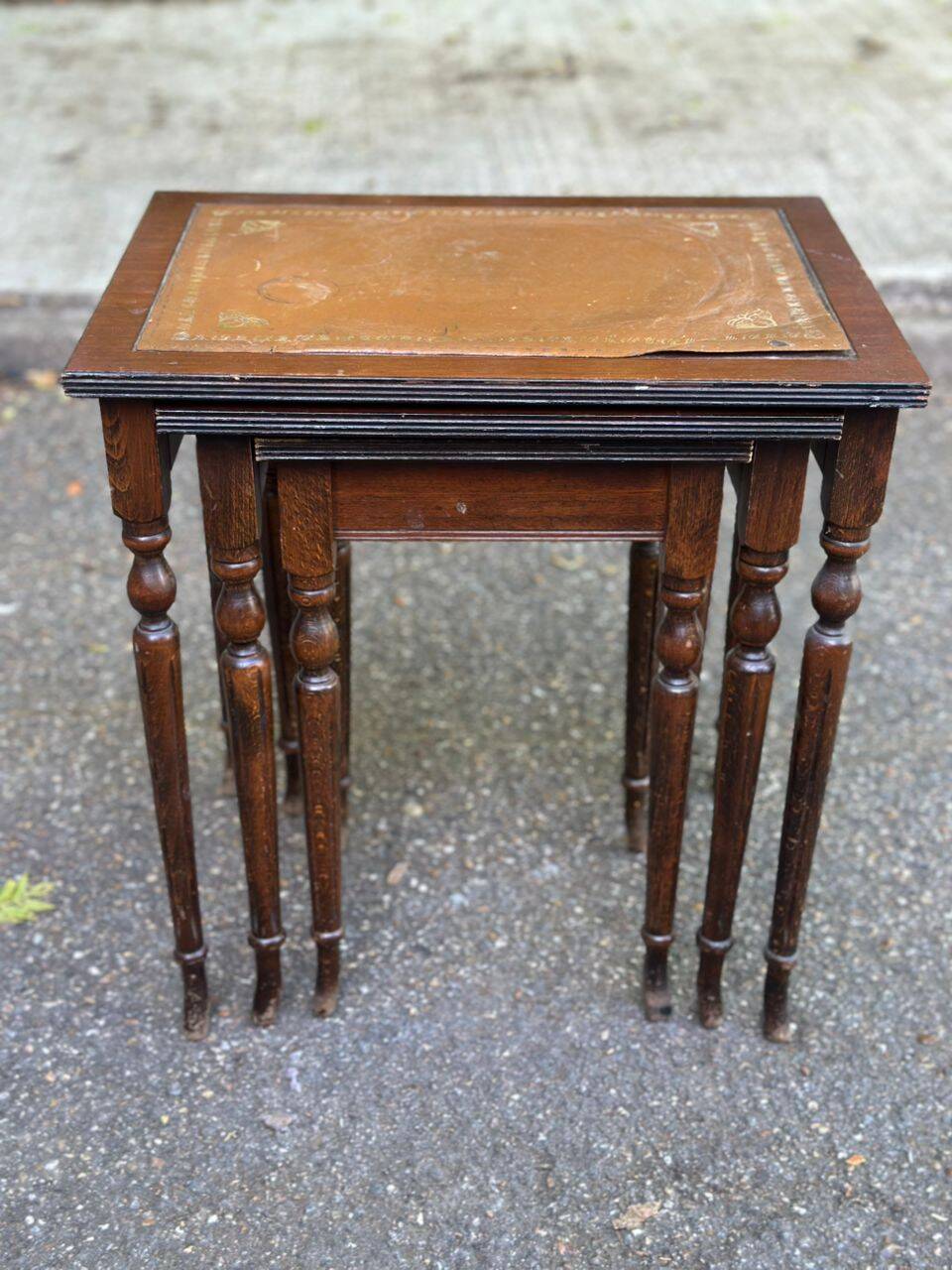 3 nesting tables in solid wood and tawny leather from the 1950s.