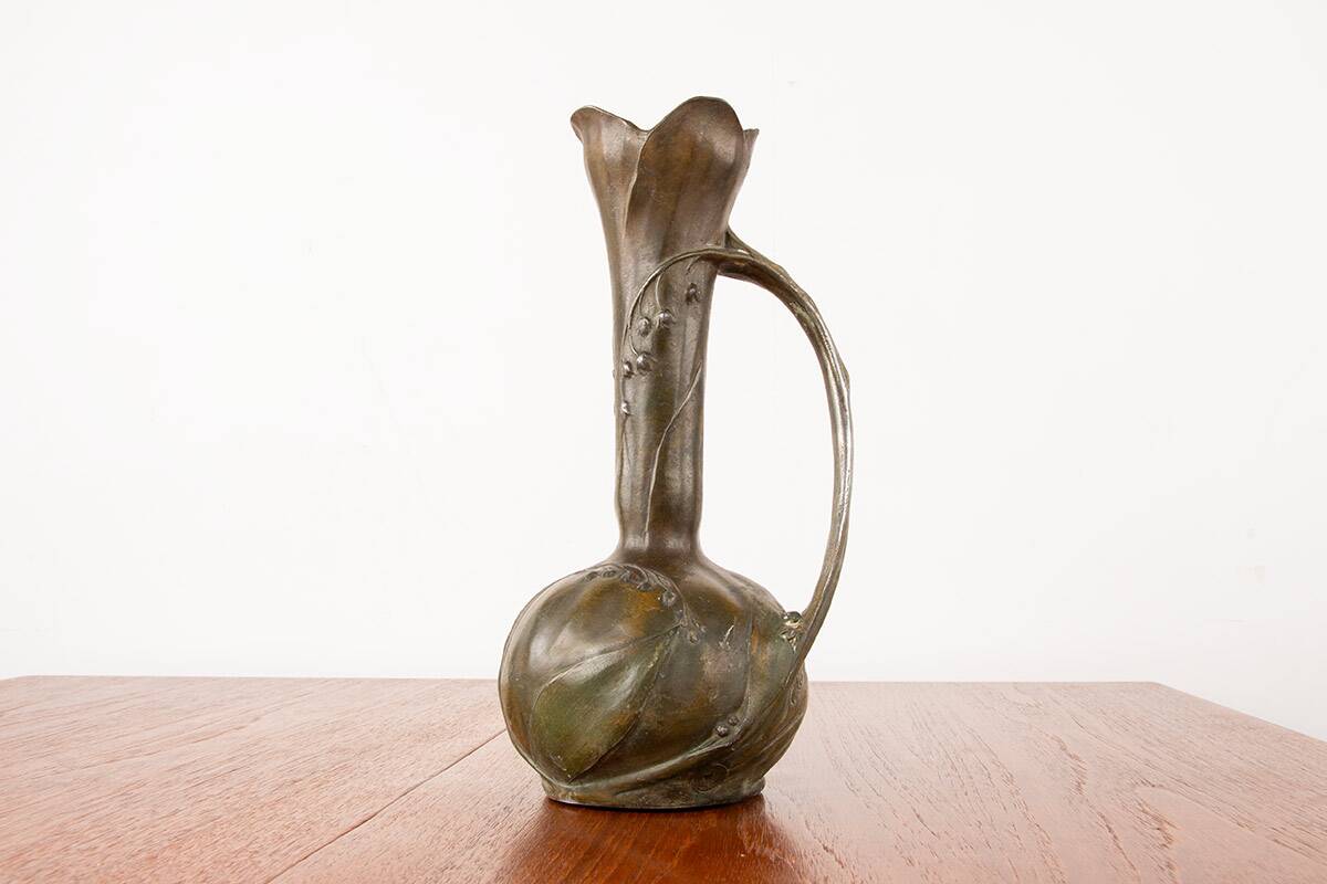 Art Nouveau vase in solid pewter with bronze patina by Louis Chalon 1910.