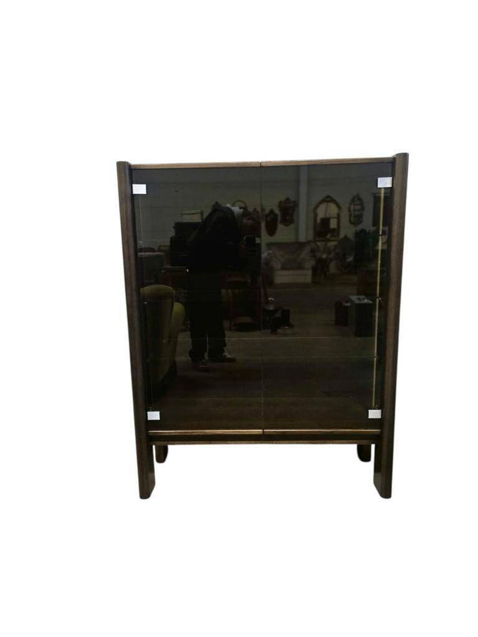 Vitrine vintage en bois massif avec verre fumé