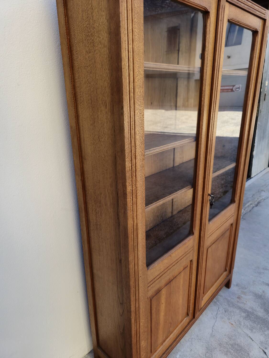 Vitrine parisienne d'école en chêne, 1950