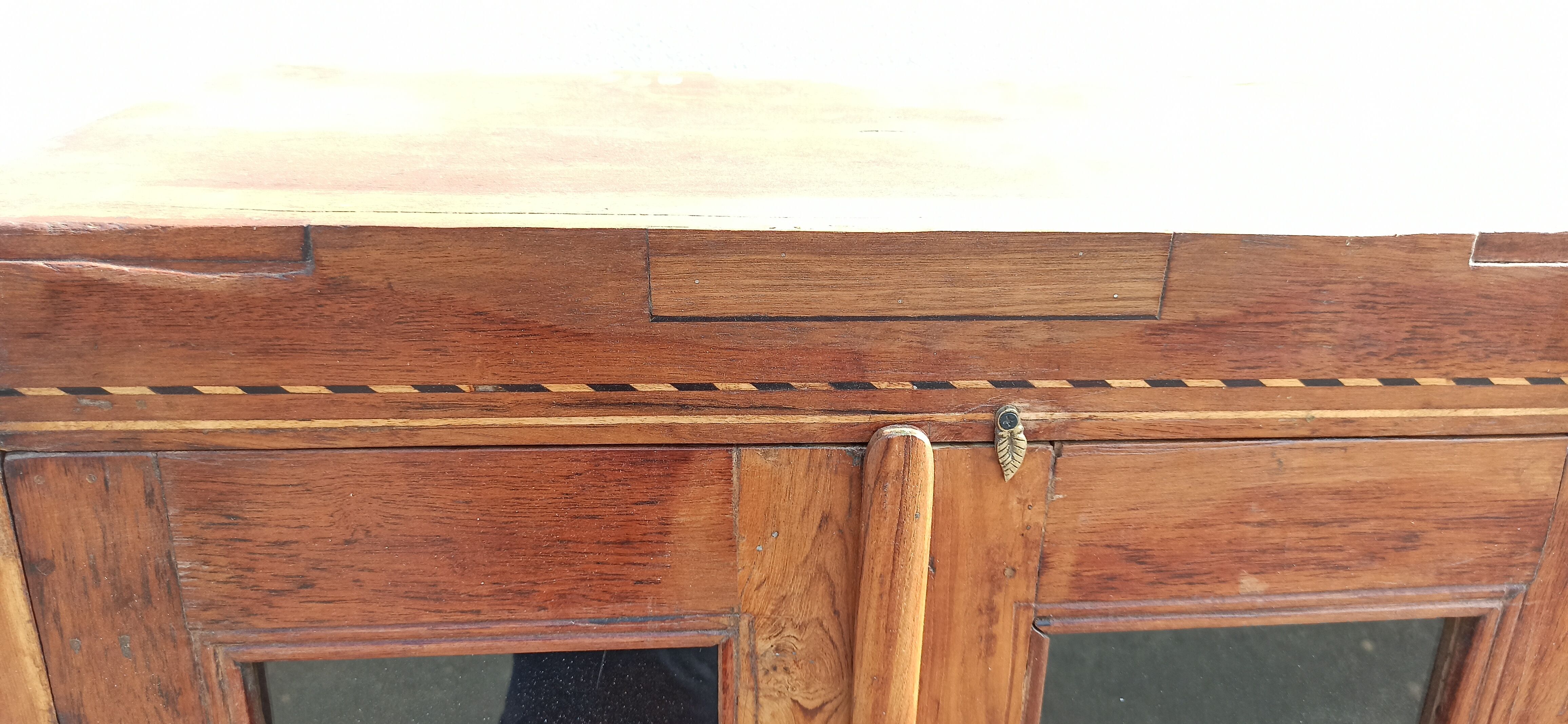 Armoire vitrée en teck deux portes et un tiroir