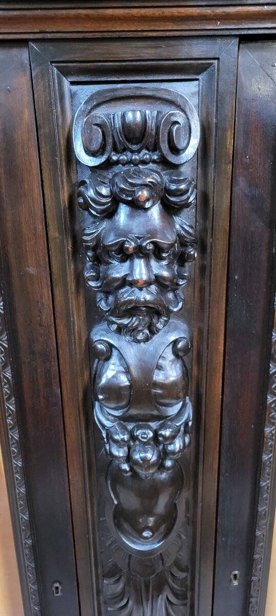 Important carved wooden library in Renaissance style, dating from the 19th century.