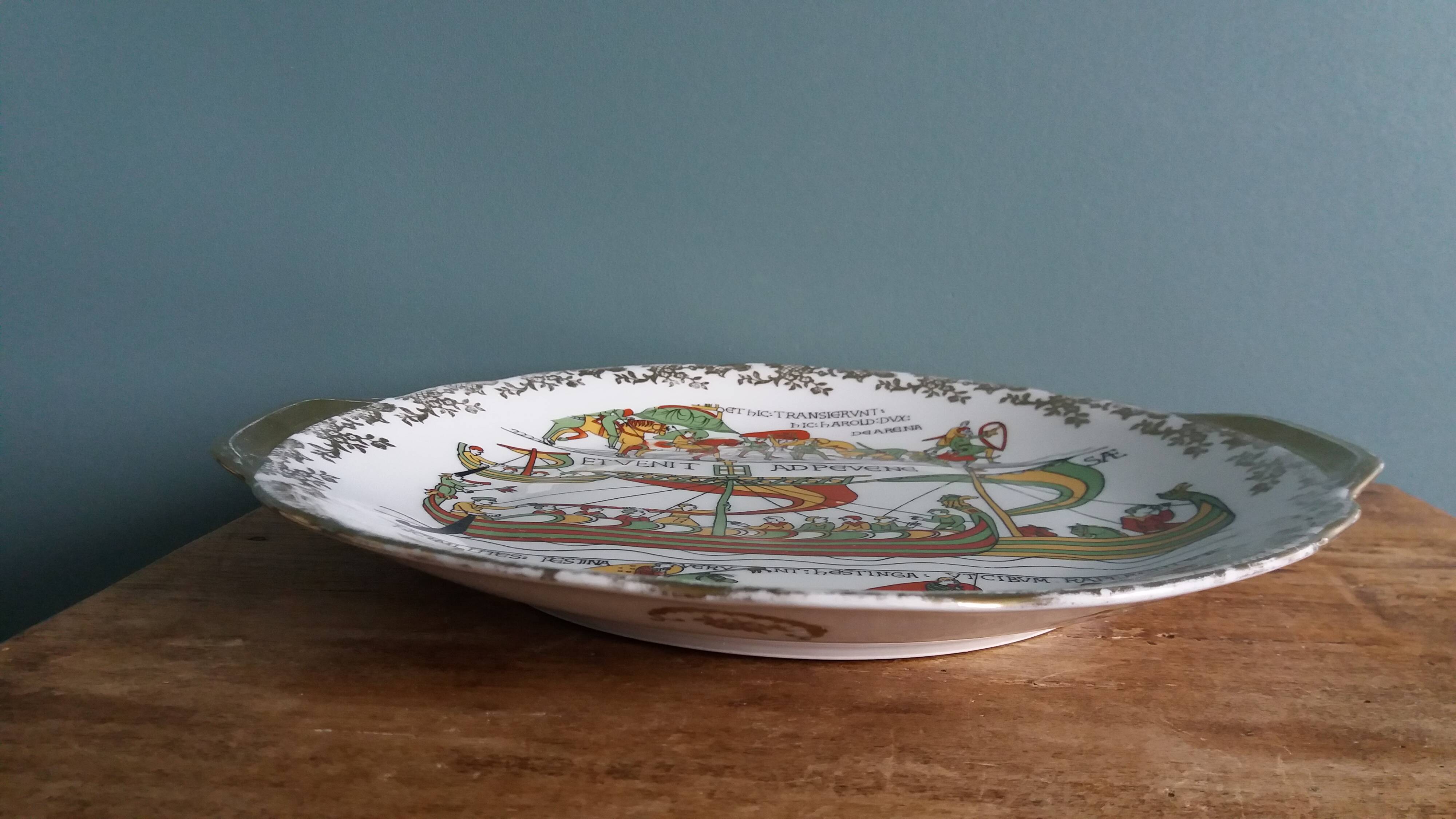 Decorative porcelain plate MF tapestry design of Bayeux