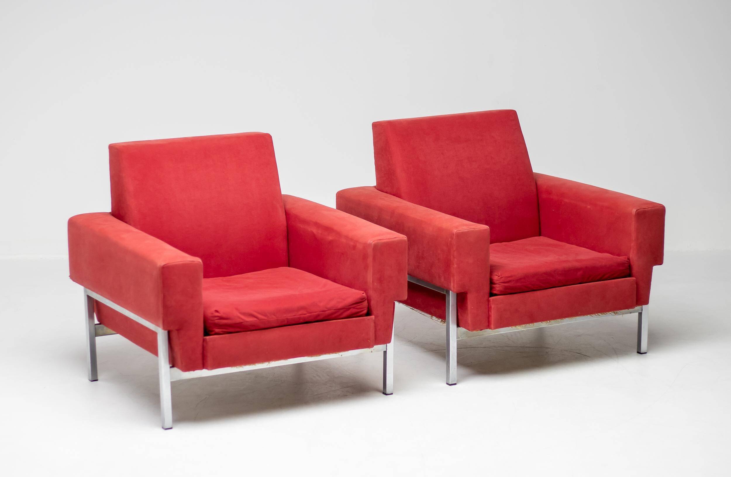 Red Kiushu armchairs by Saporiti characteristic of mid-20th century Italian modern design.