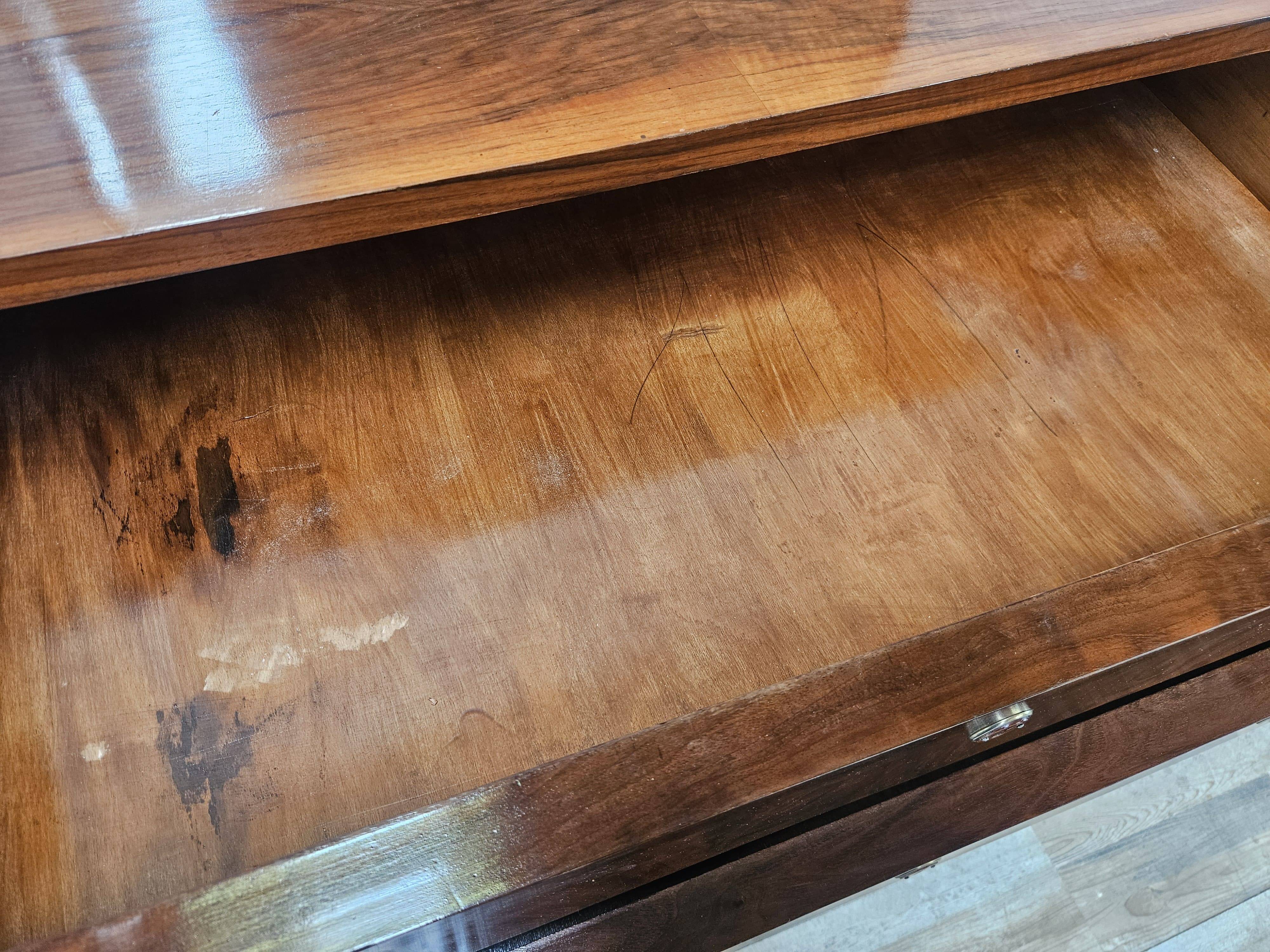 Exclusive 1940s Art Decò sideboard in walnut burl with mirror