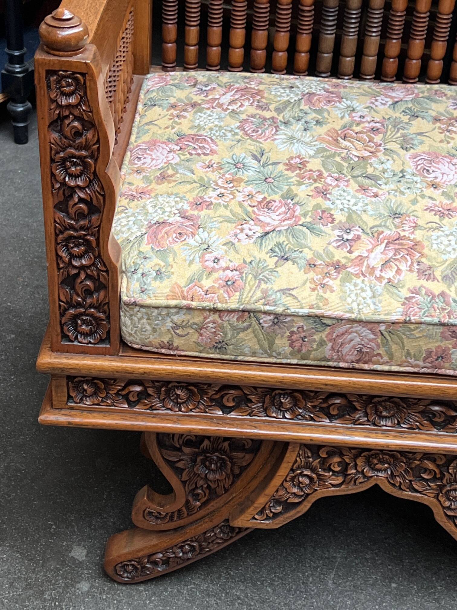 Paire de fauteuils bois, sculpté à la main