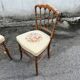 Paire de chaises anciennes en bois tourné, assise tapissée brodée