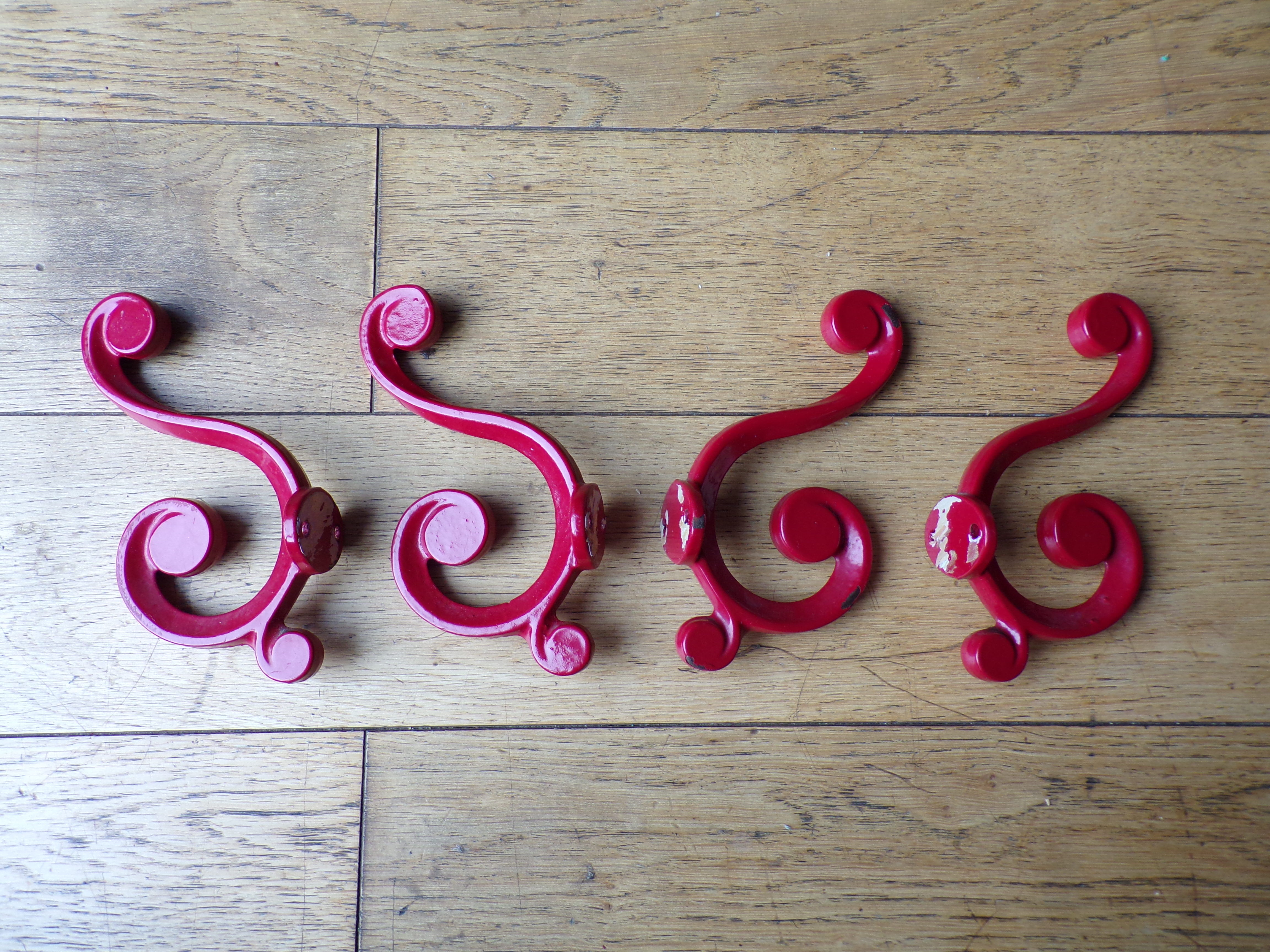 Set 4 enamelled cast iron hooks