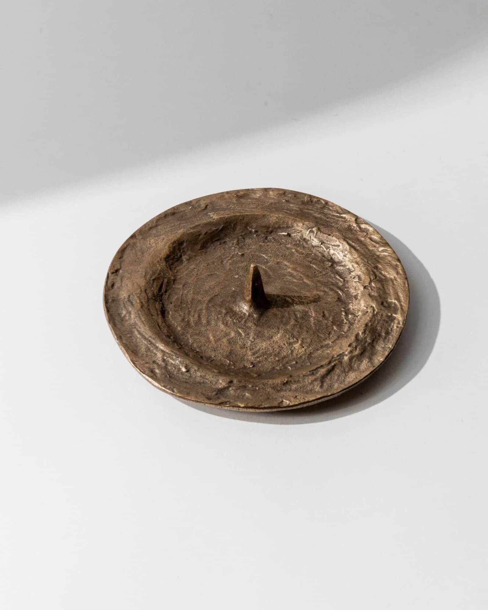 Vintage bronze candlestick from the 1960s, classic design, tray for medium to large candles.