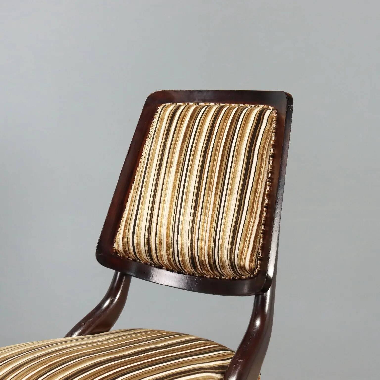Lot de huit chaises vintage avec embouts en laiton