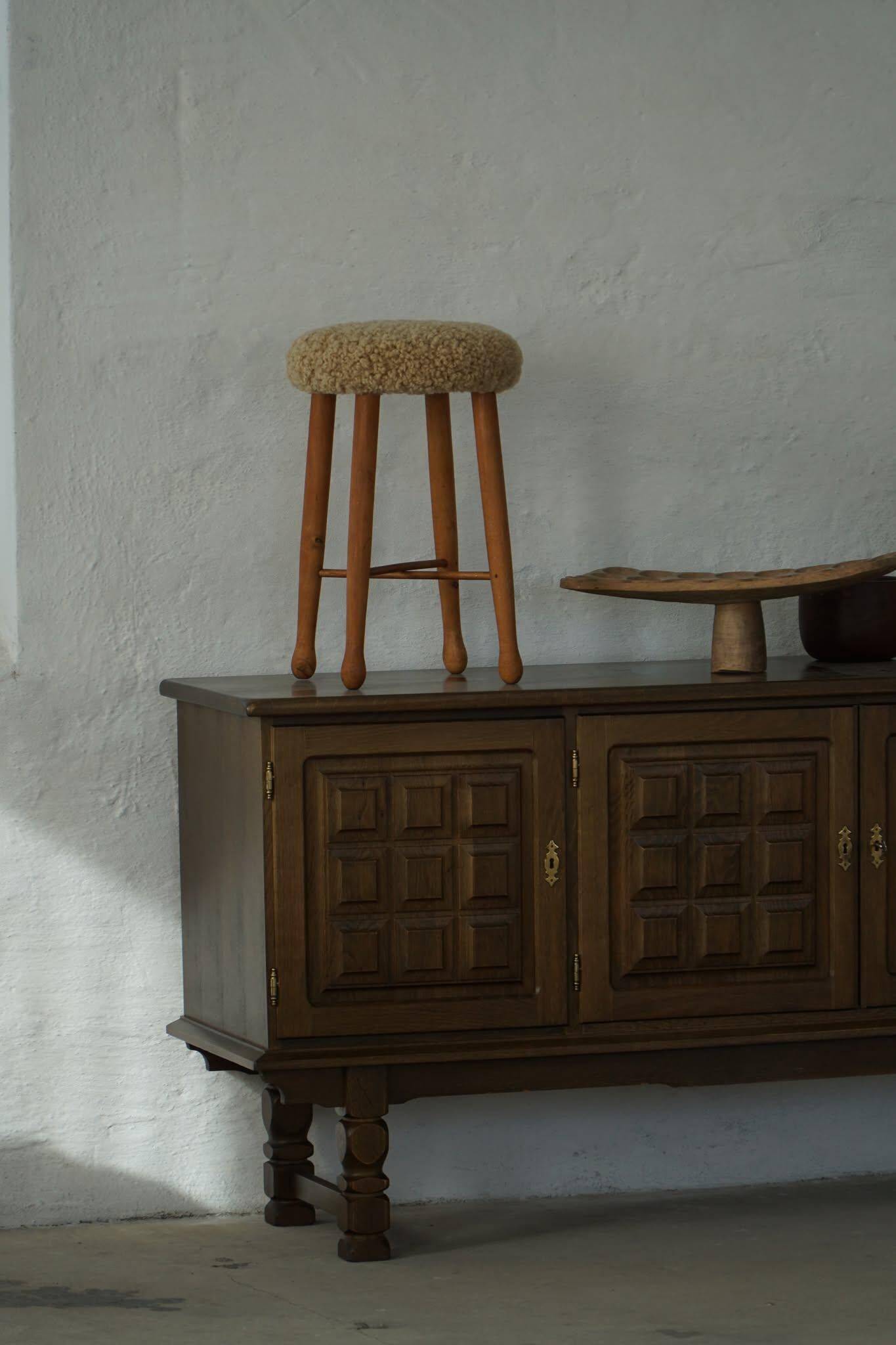 Tabouret sculptural danois du milieu du siècle moderne avec siège en laine d'agneau, années 1960