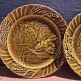 Paire d’assiettes anciennes en barbotine brun kaki-Sarreguemines-
