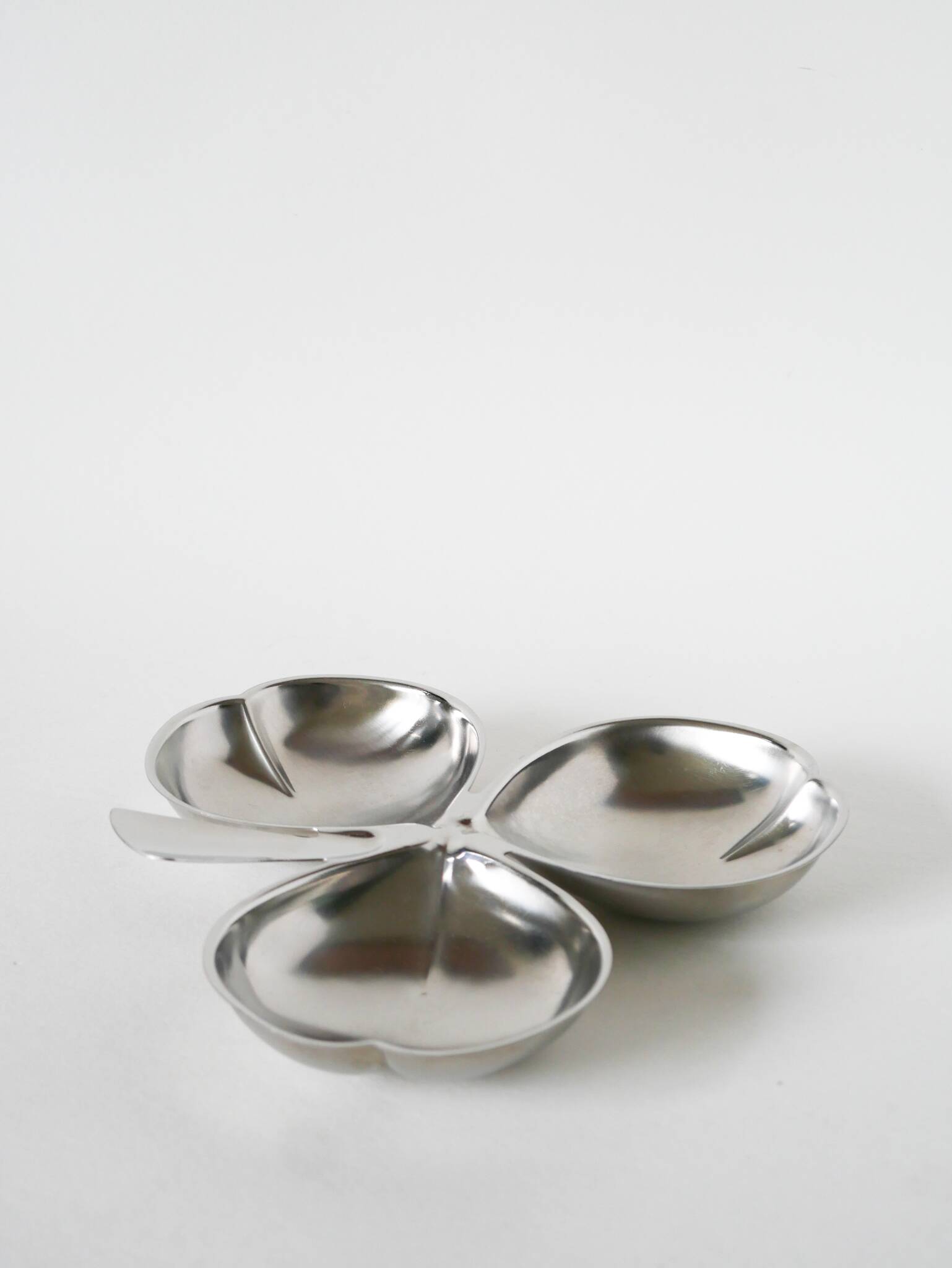 Stainless steel pocket emptier, Clover model, Design, 1970