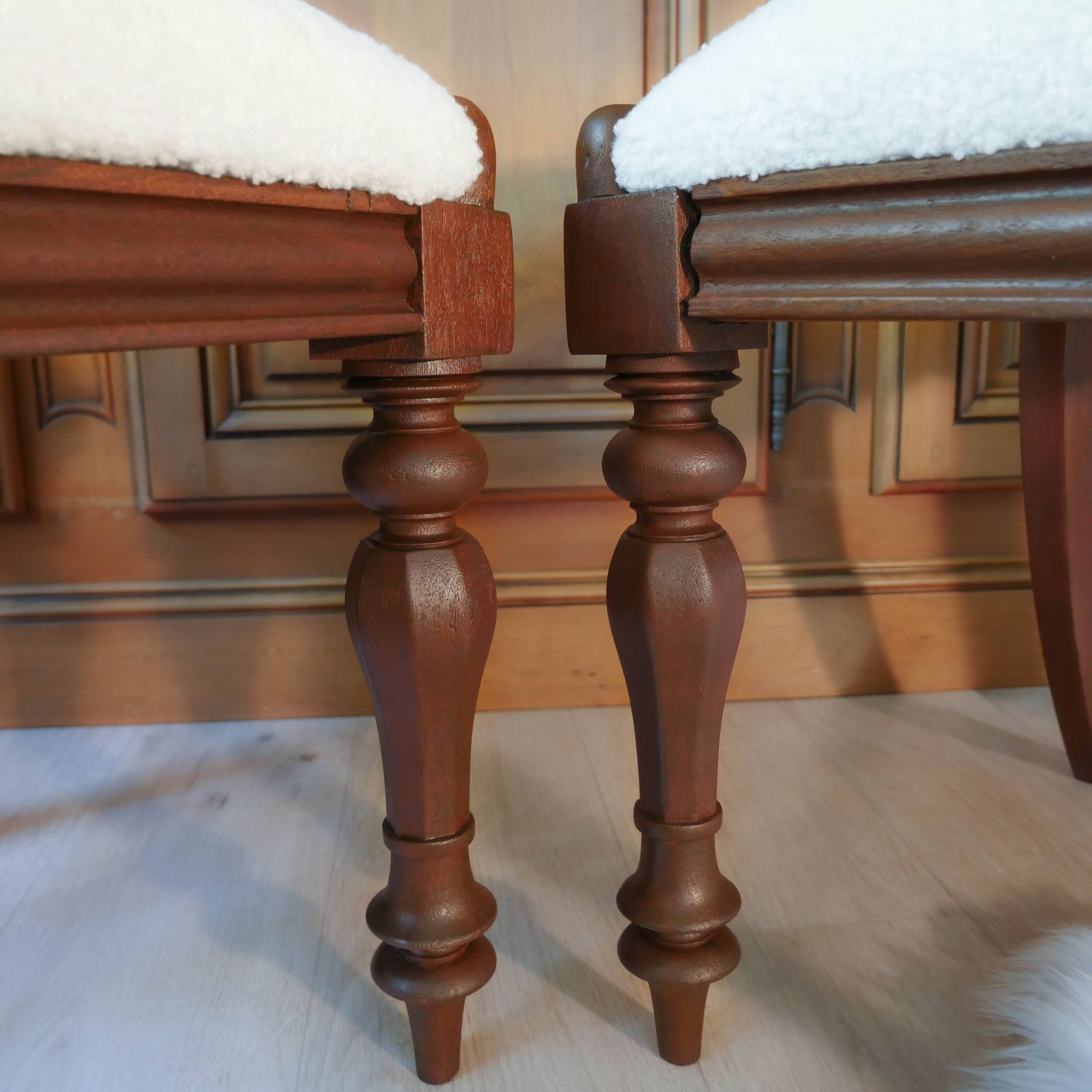 Paire de chaises anglaise style régence, tissu bouclette blanc