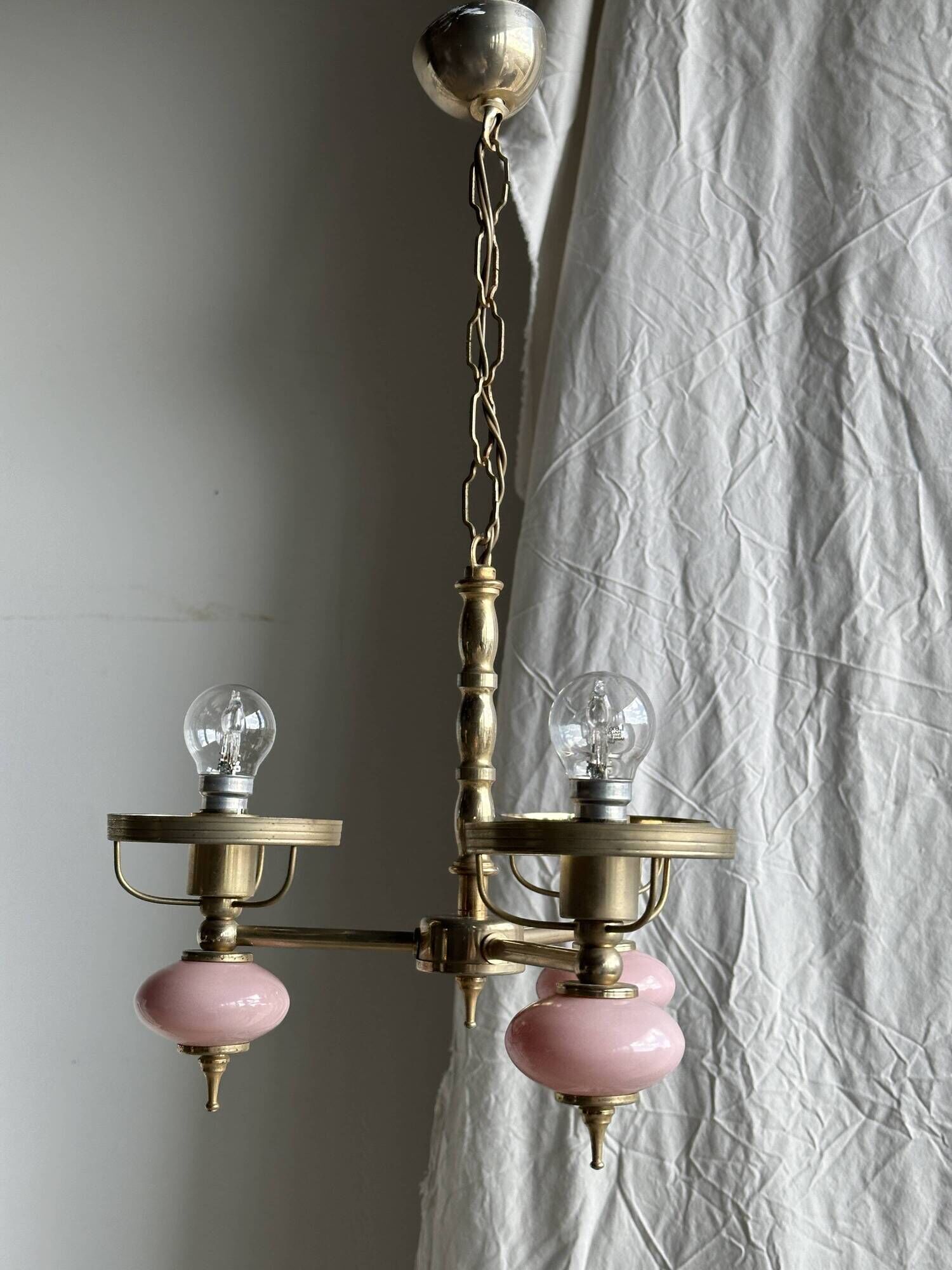 Petit lustre rose et doré à 3 bras de lumières