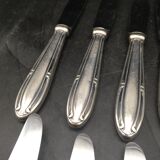 9 table knives in silver metal.