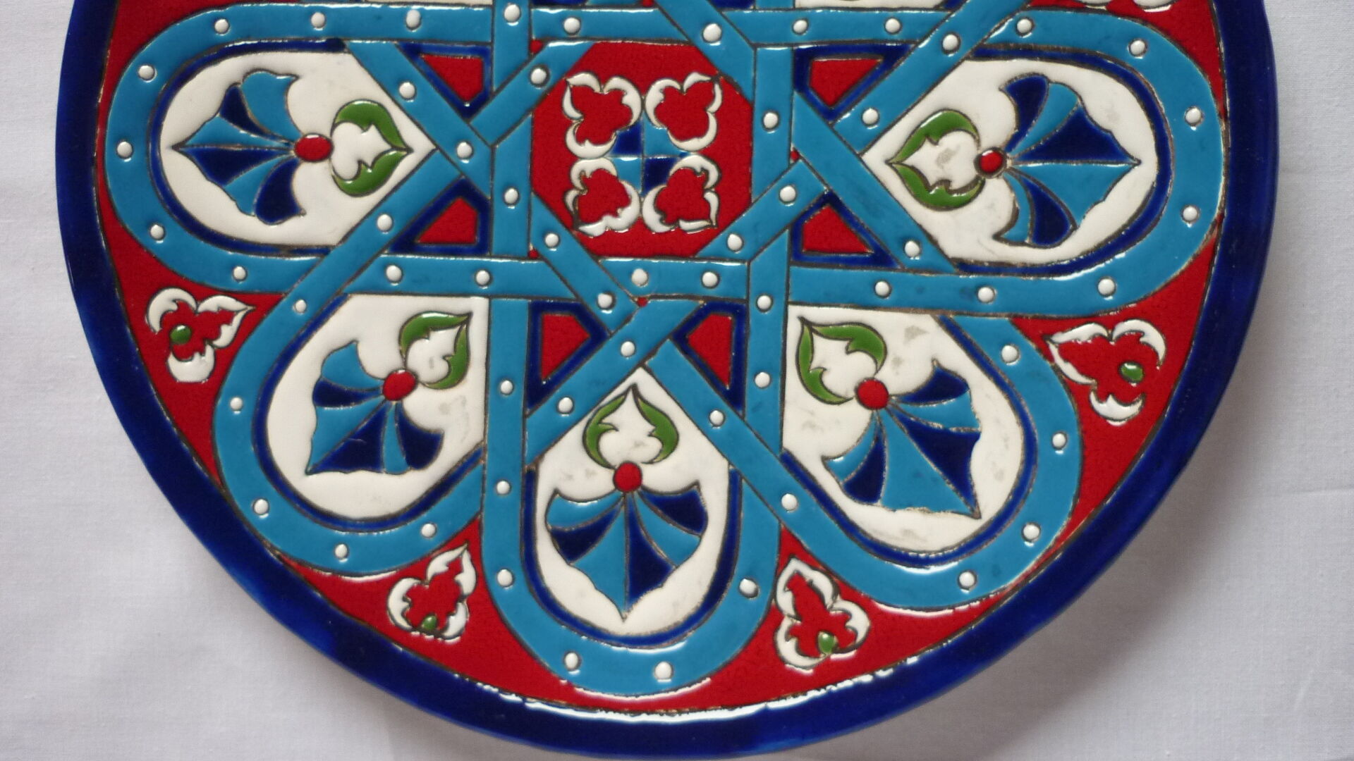 Flat enamelled geometrical patterns