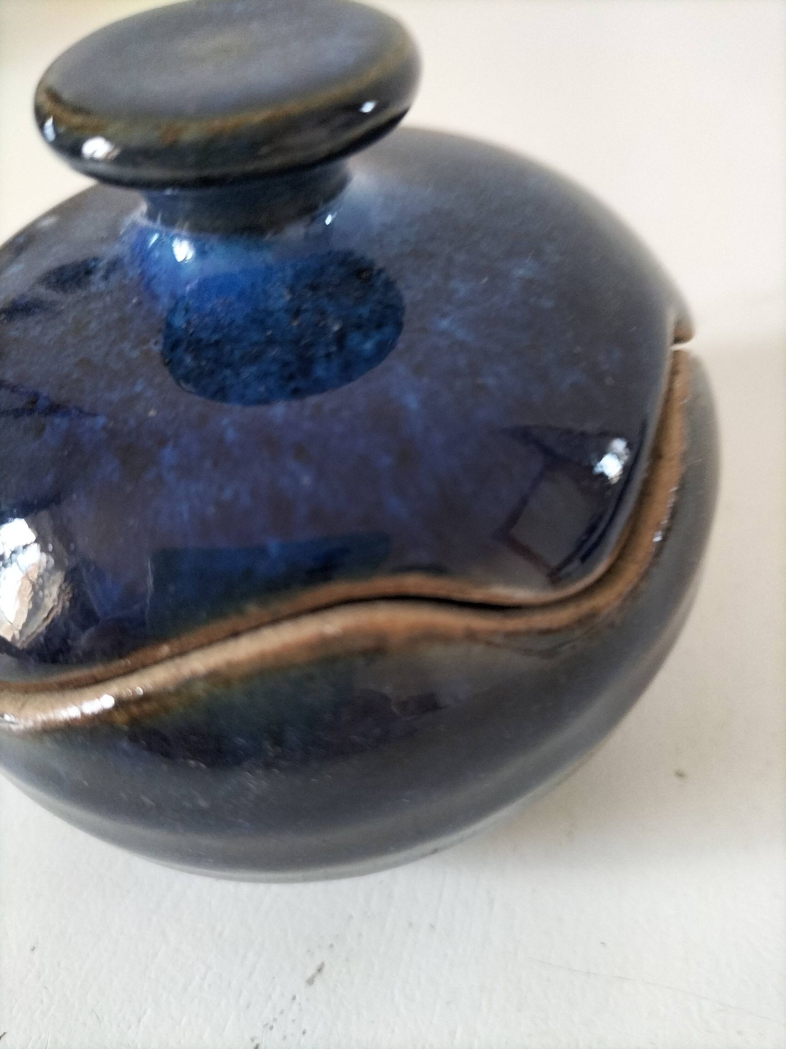 Boîte en grès émaillé bleu nuit – pièce d’atelier, signée