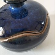 Boîte en grès émaillé bleu nuit – pièce d’atelier, signée