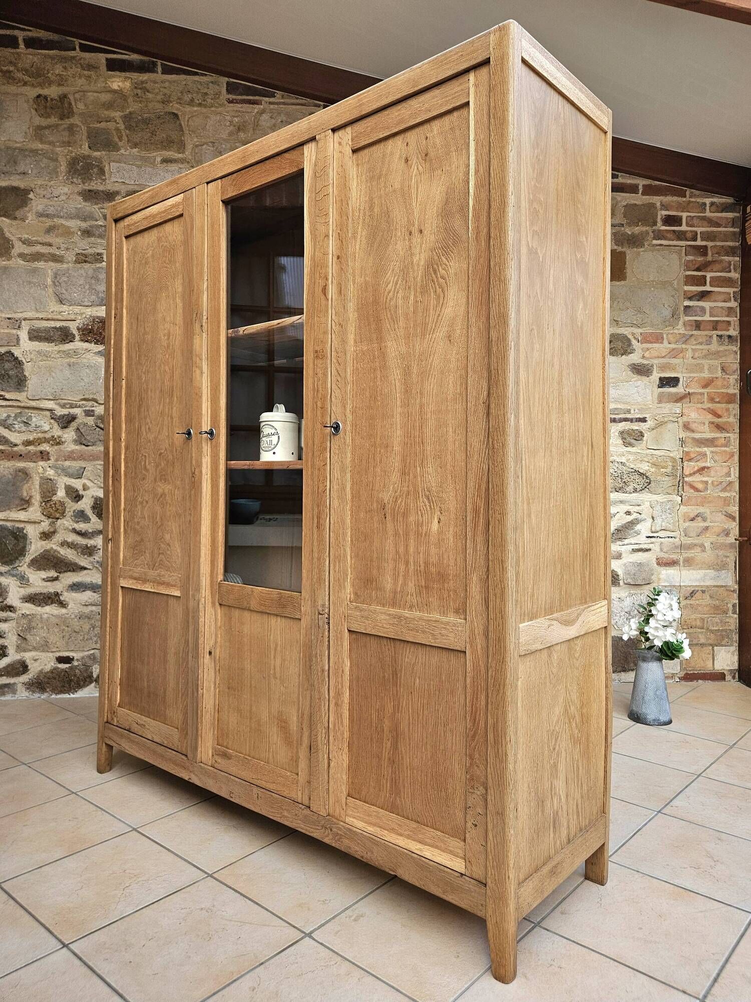 Parisian display cabinet
