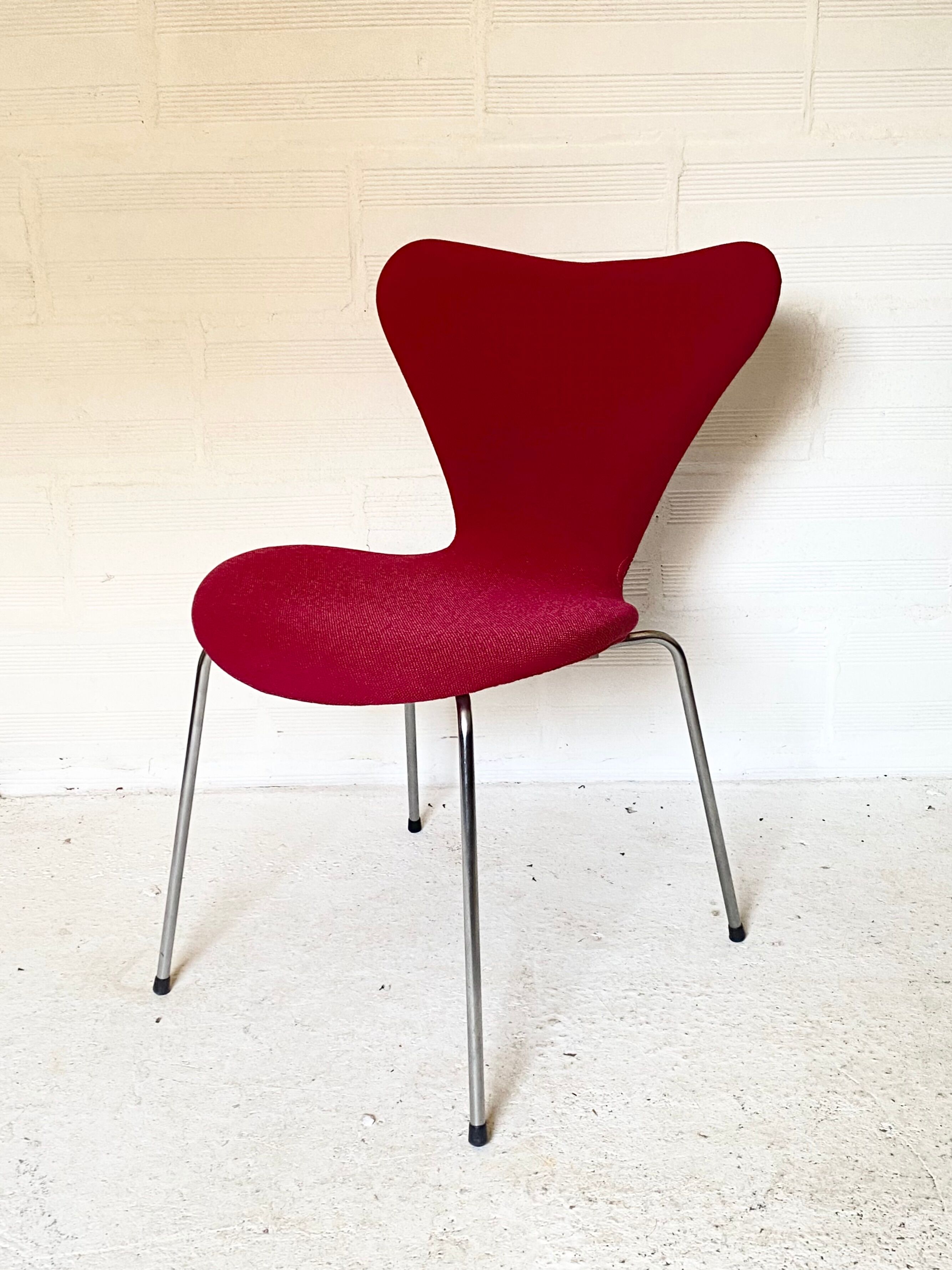 Pink chair 3107 by Arne Jacobsen