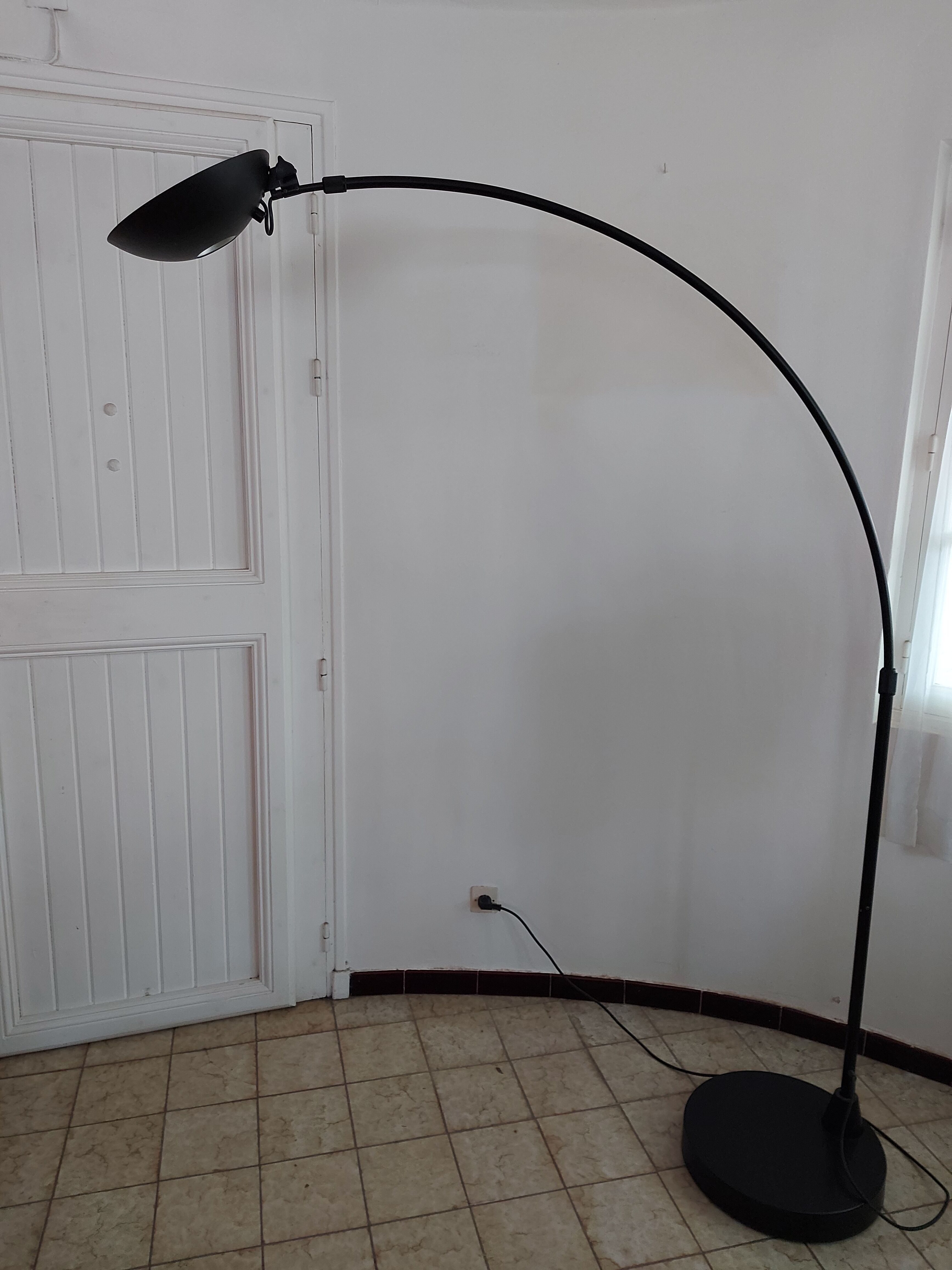 Lampadaire noir arqué Leonardo Marelli pour Estiluz vintage 1980'S