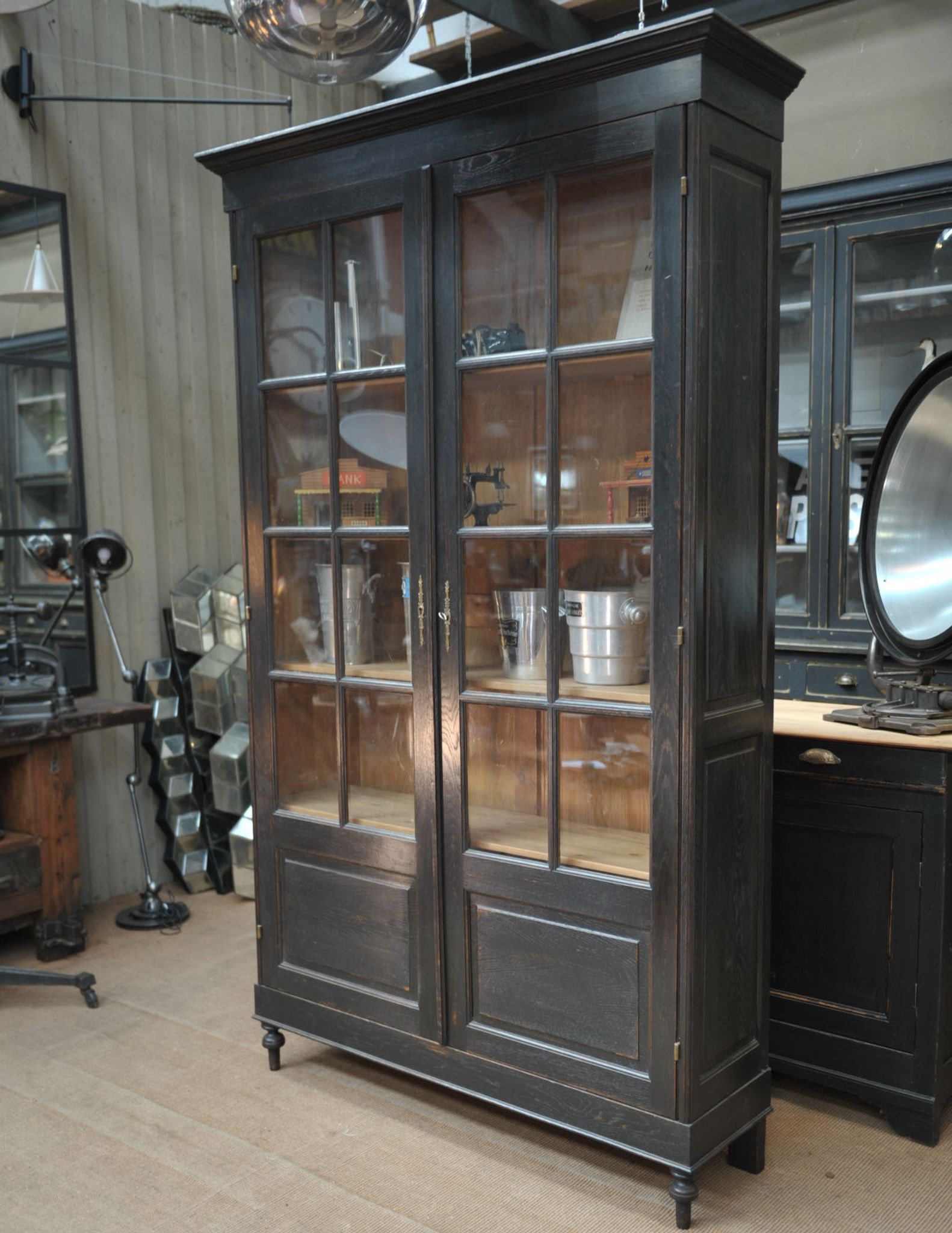Vitrine bibliothèque en chêne massif et sapin 1920 patinée noir