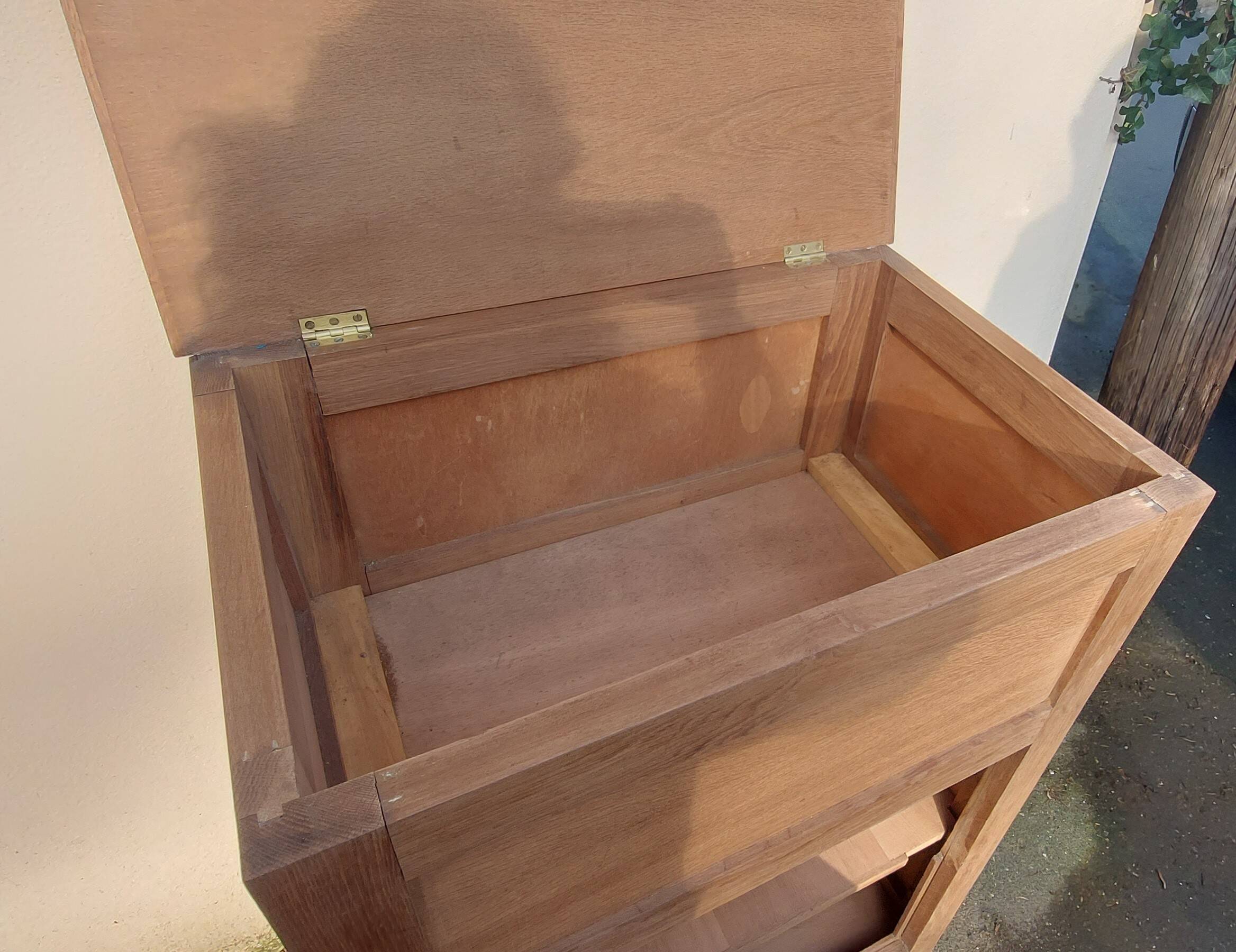 Beautiful piece of furniture from the 1940s with 1 lid + 1 door with key.