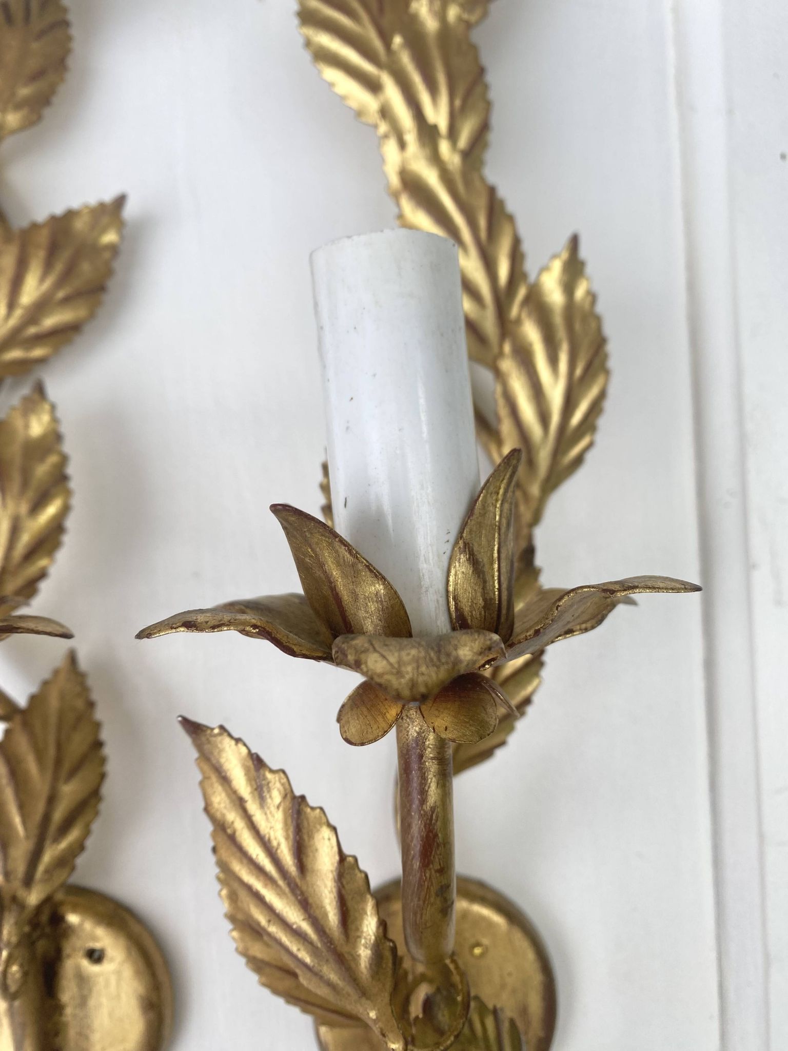 Pair of Italian wall sconces in gilded metal – Stylized foliage