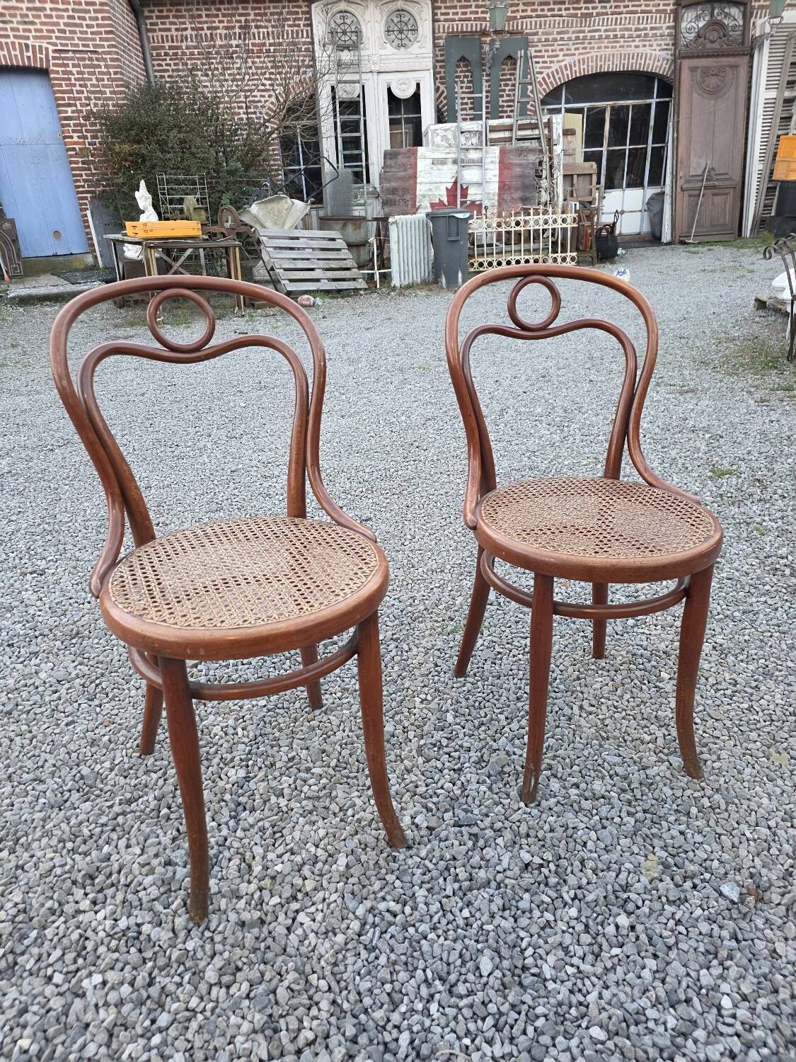 Pair of Thonet bistro chairs in bent wood no. 14