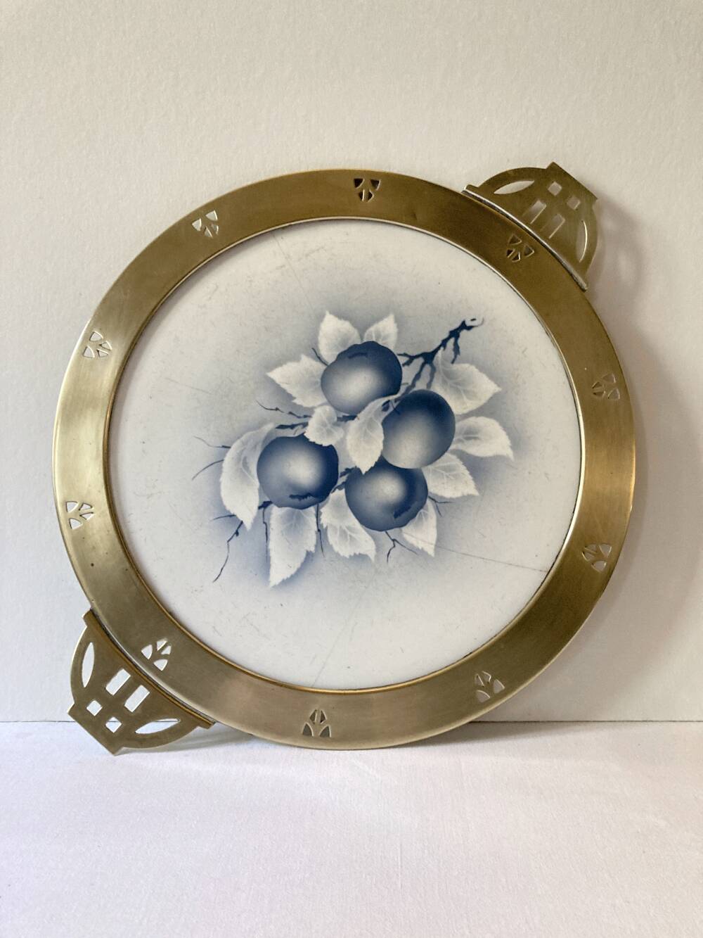 Art Nouveau plate in earthenware with a brass frame