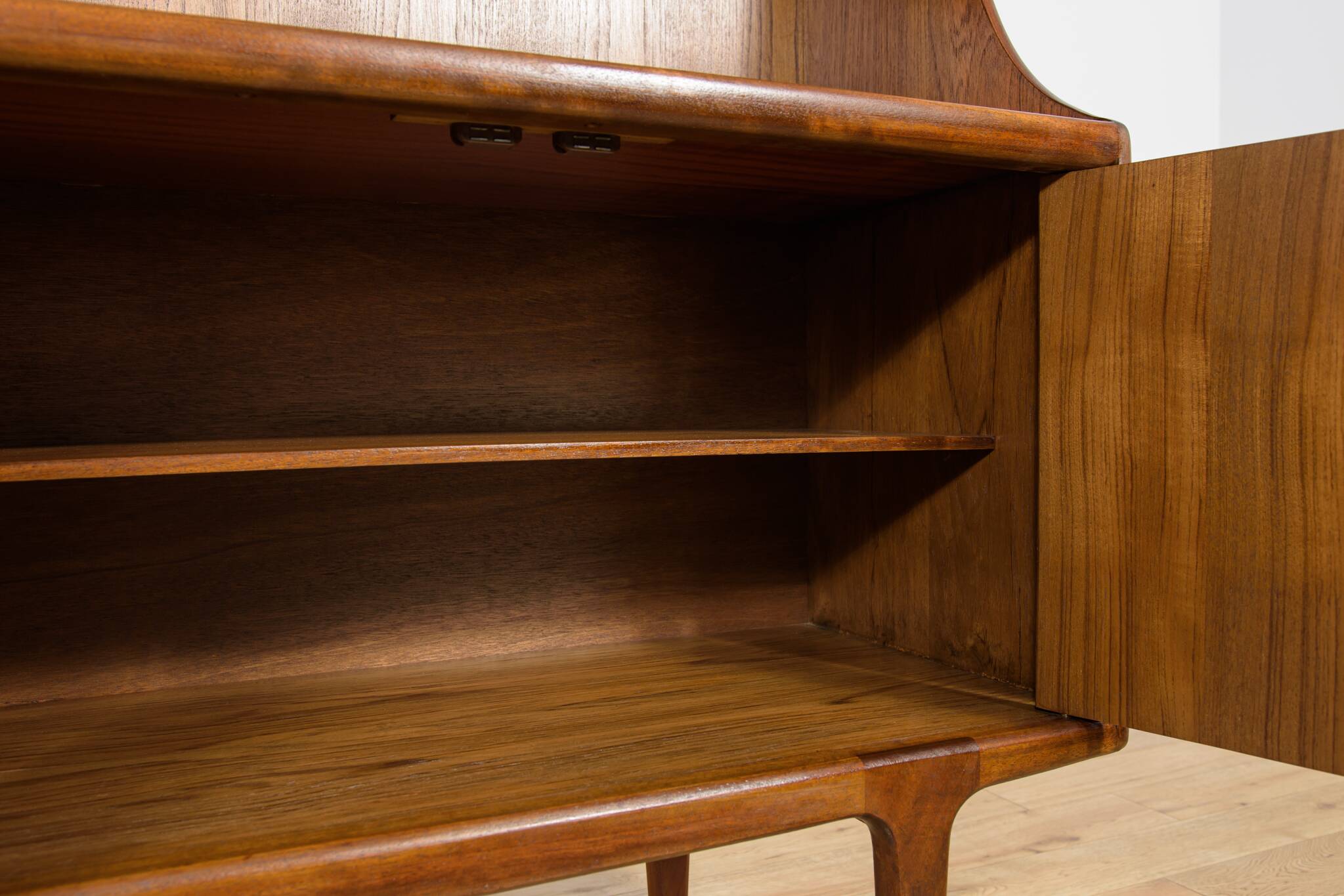 Buffet haut en teck des années 60 par John Herbert pour A. Younger Ltd.