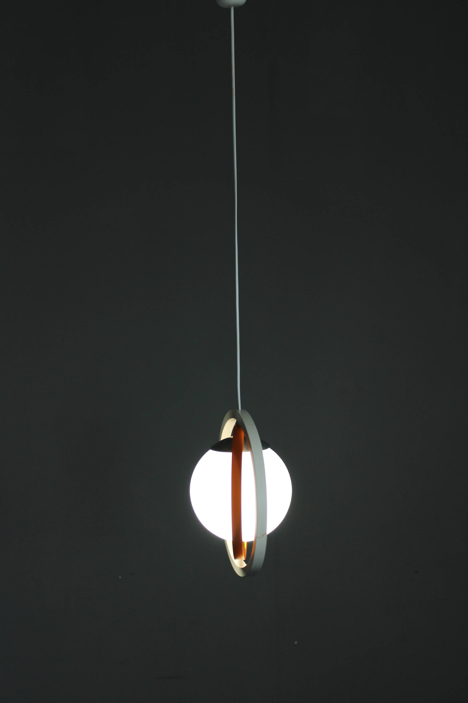 Suspension italienne orange et blanche des années 1970 — Sculpture moderne de l'ère spatiale