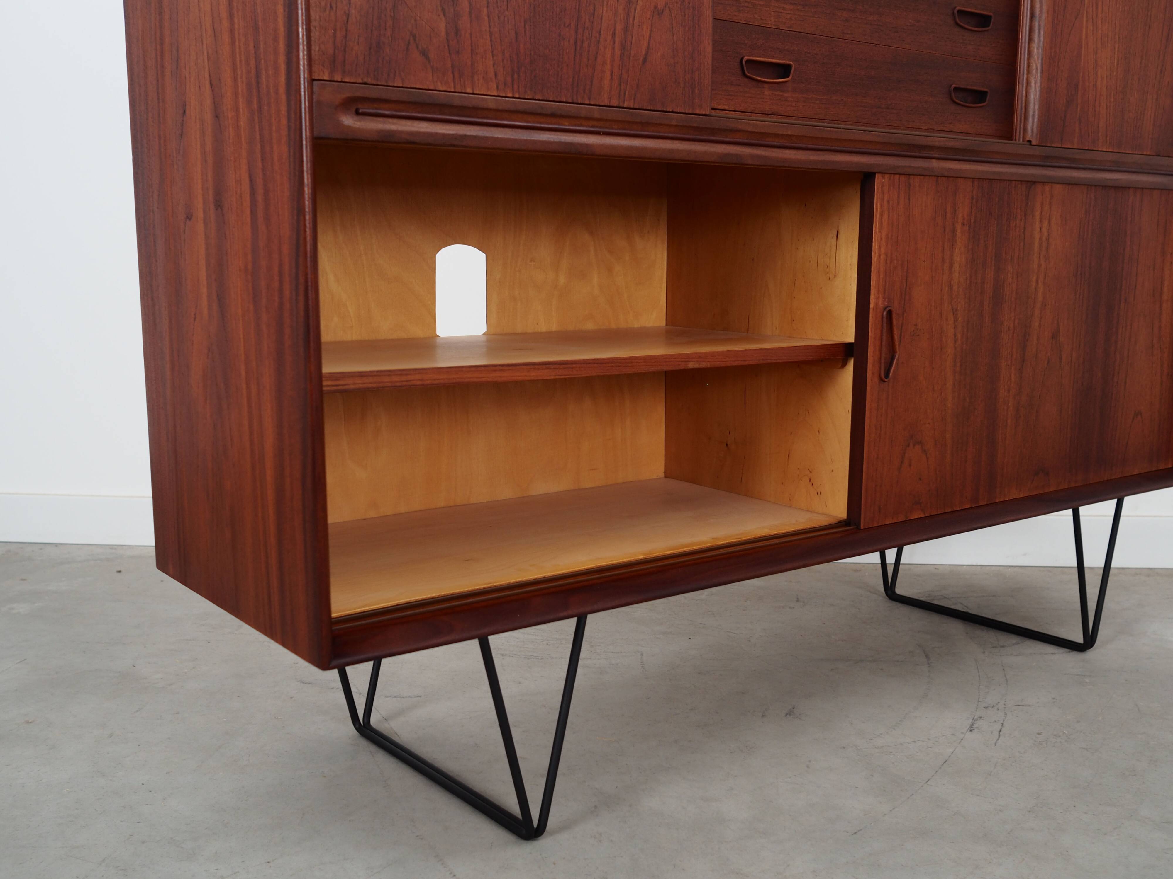 Buffet haut en teck, design danois, années 1970, production : Danemark