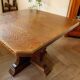 Table rustique en chêne avec piètement central