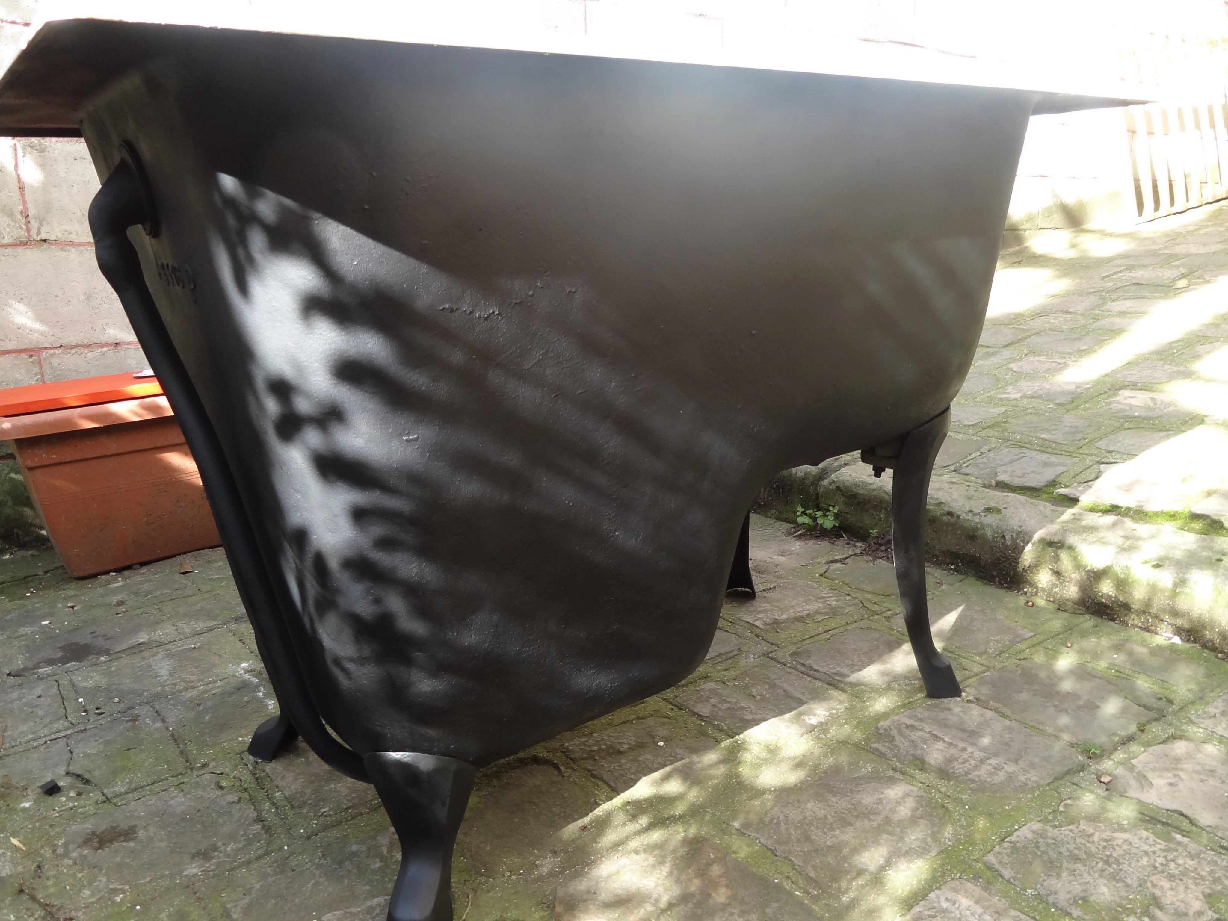 Cast iron hoof bathtub