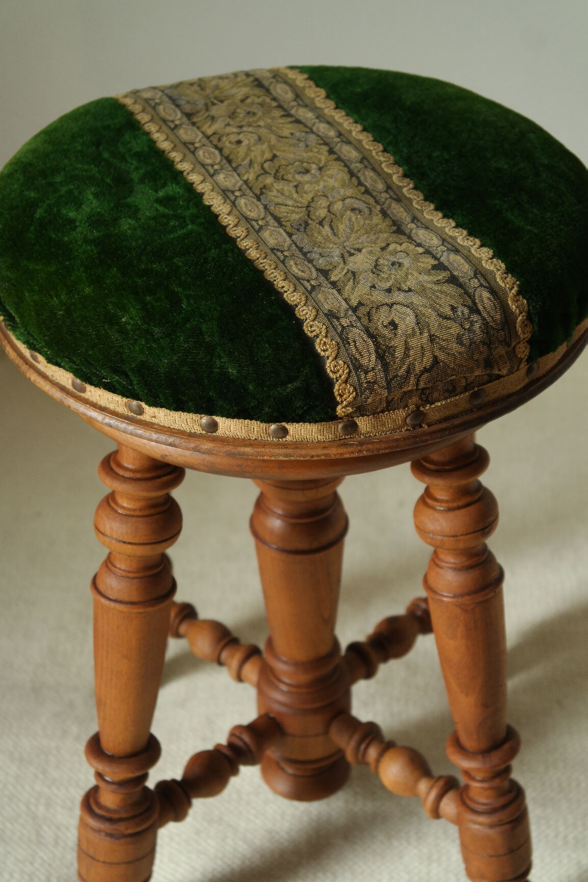 Napoleon III piano stool