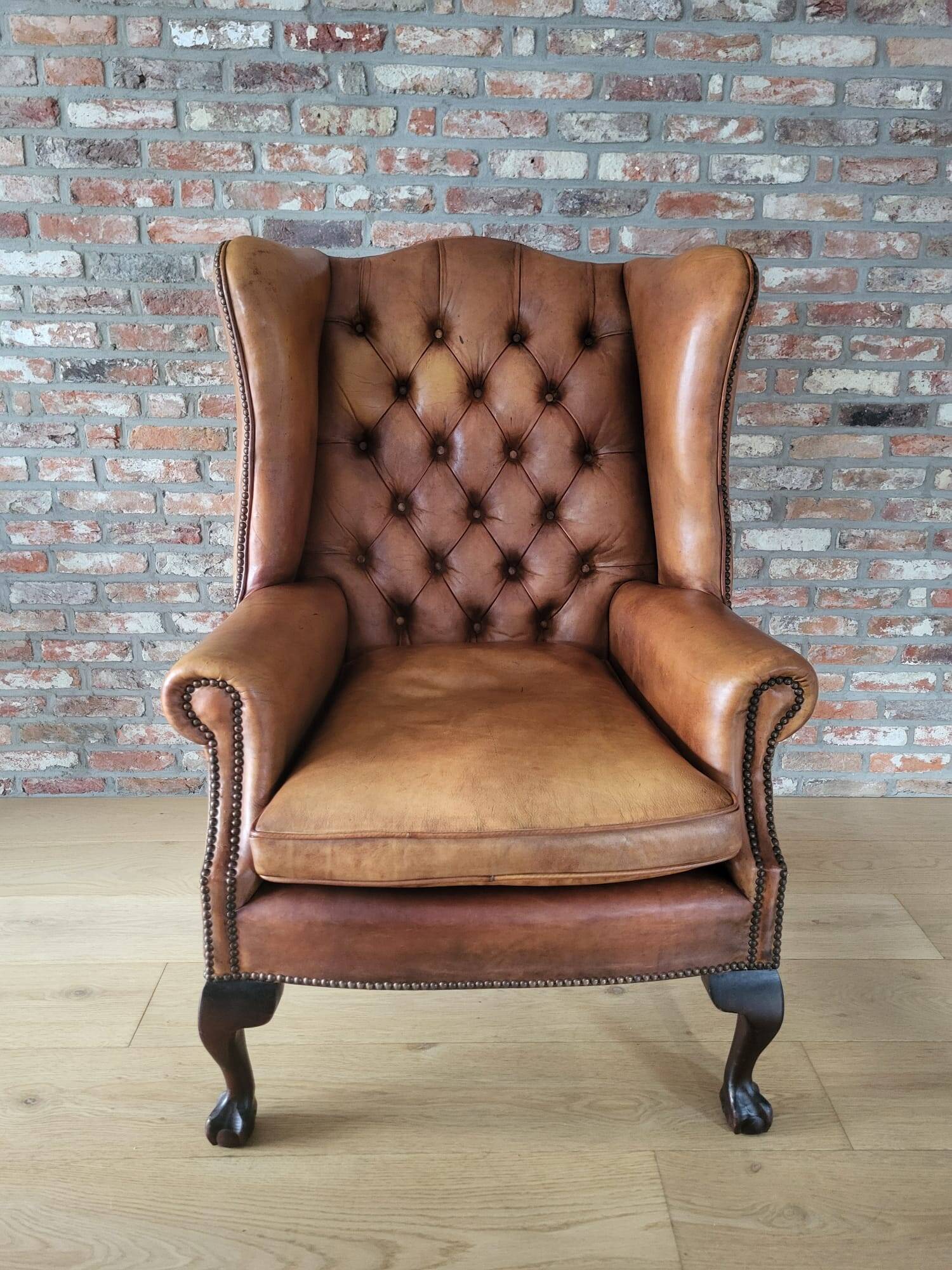 Antieke cuir Chesterfield wingback ourfauteuil Chippendale style cognac
