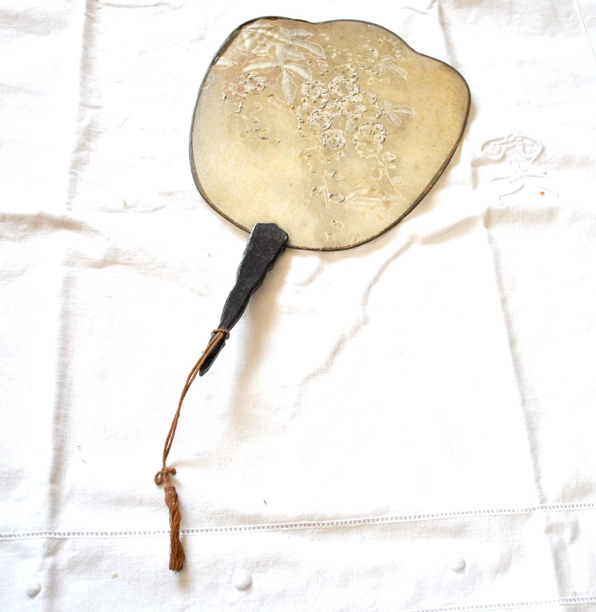 Antique fan - hand screen in painted silk and black wood - white flowers 19th century