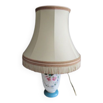 Lampe de salon ancienne en opaline peinte