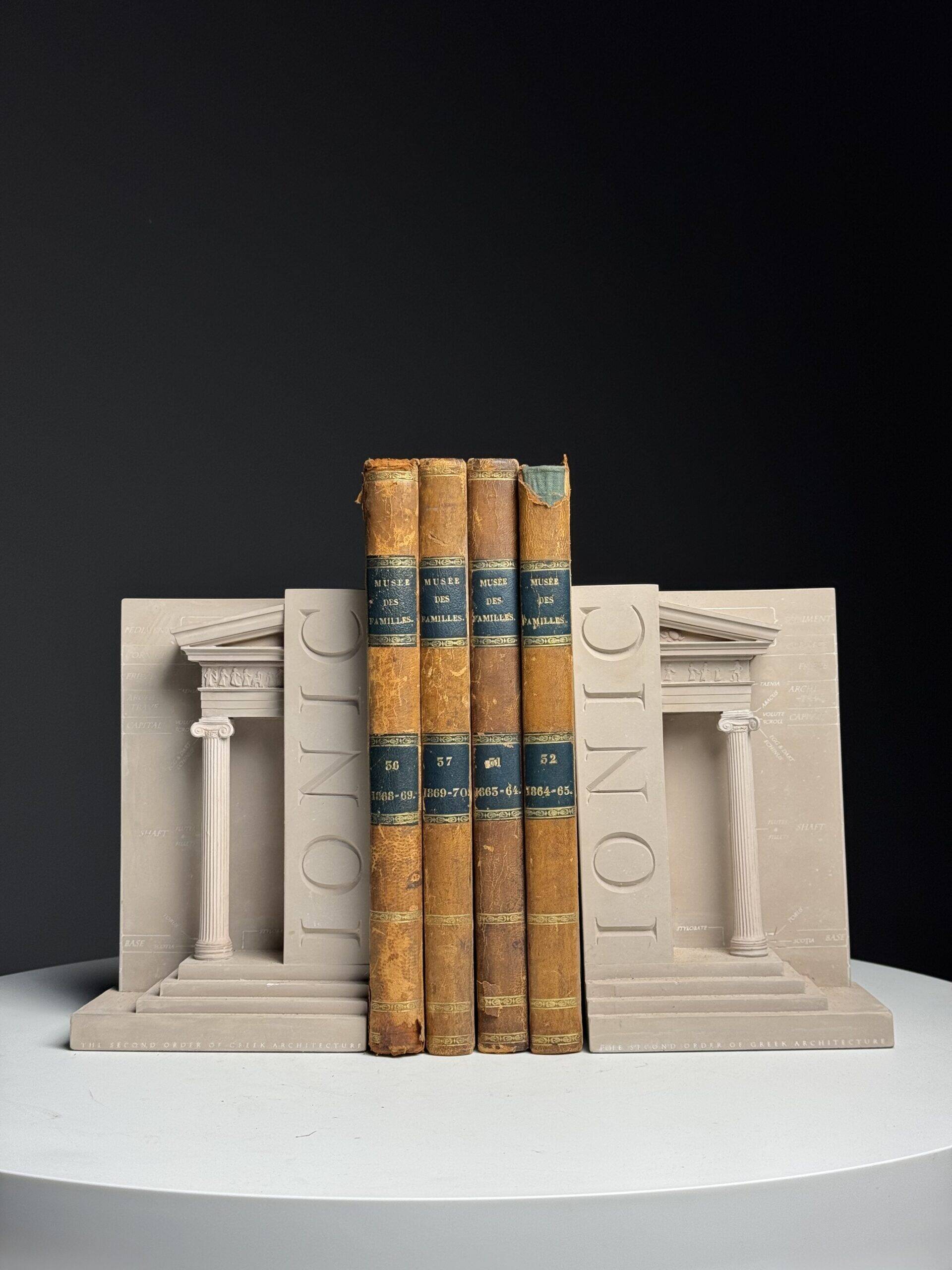 Set of ionic bookends