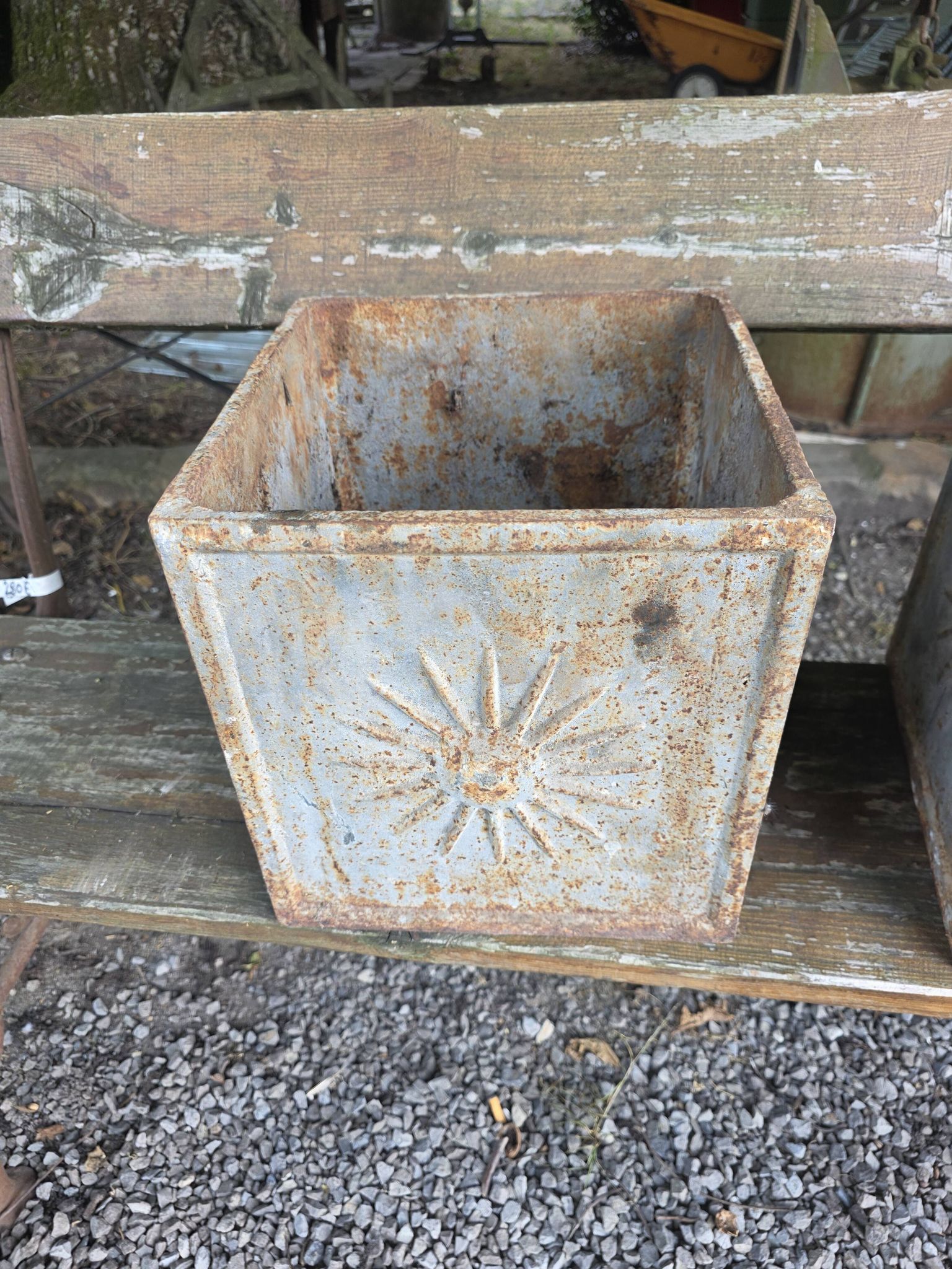 Paire de jardinières en fonte