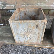 Paire de jardinières en fonte