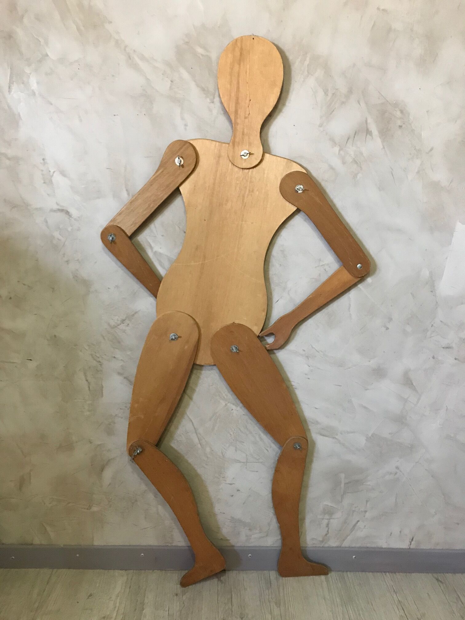 Articulated wooden mannequin