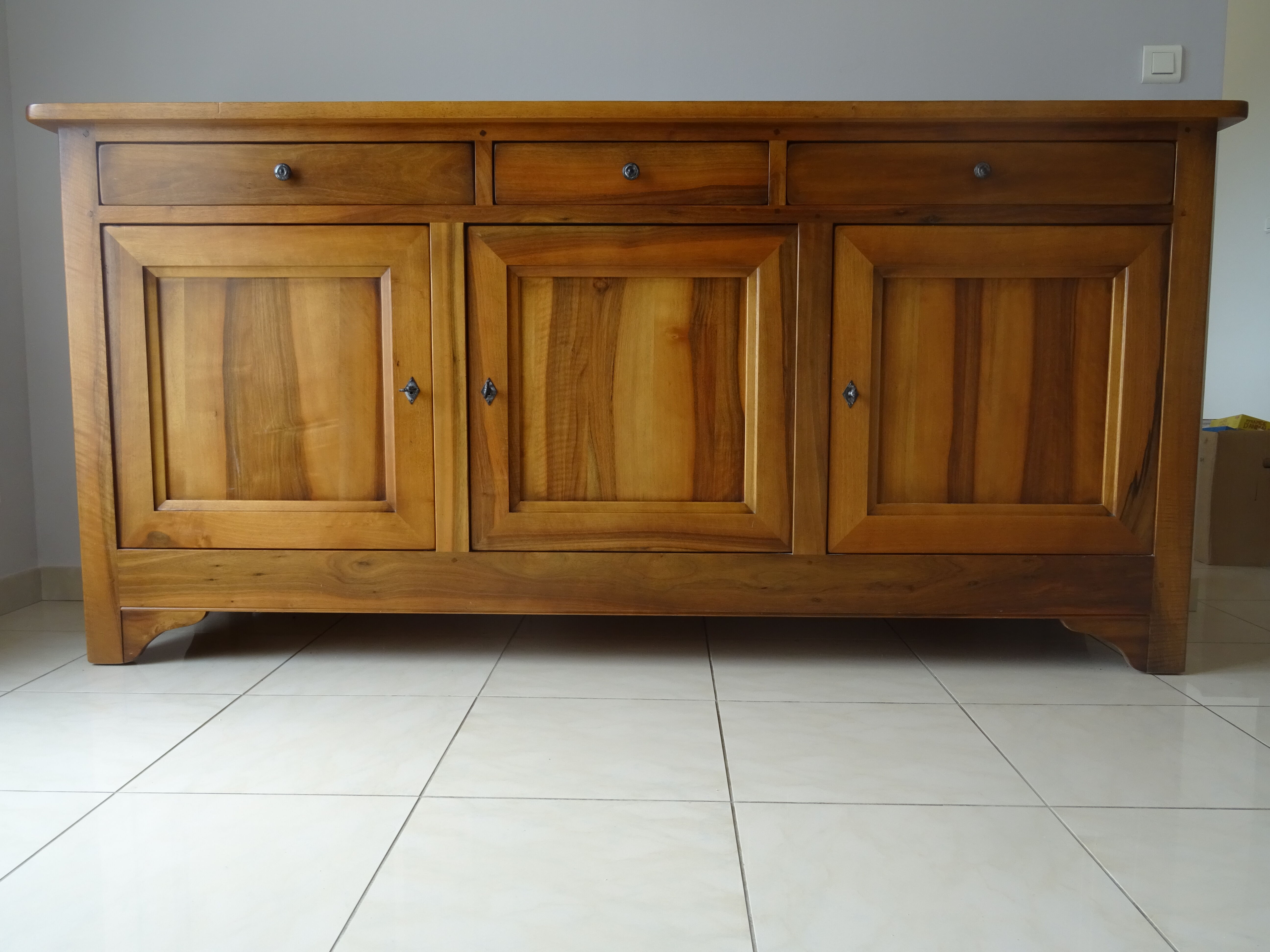Very much in solid walnut, 3 doors.