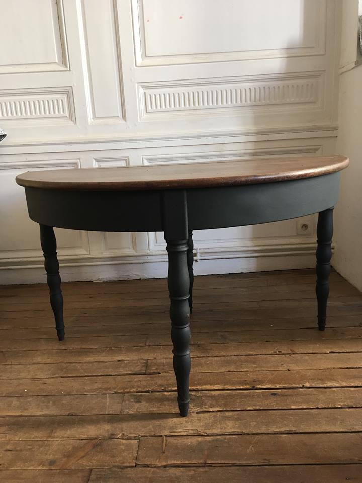Round table solid wood old