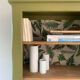 Meuble de rangement vintage en bois vert