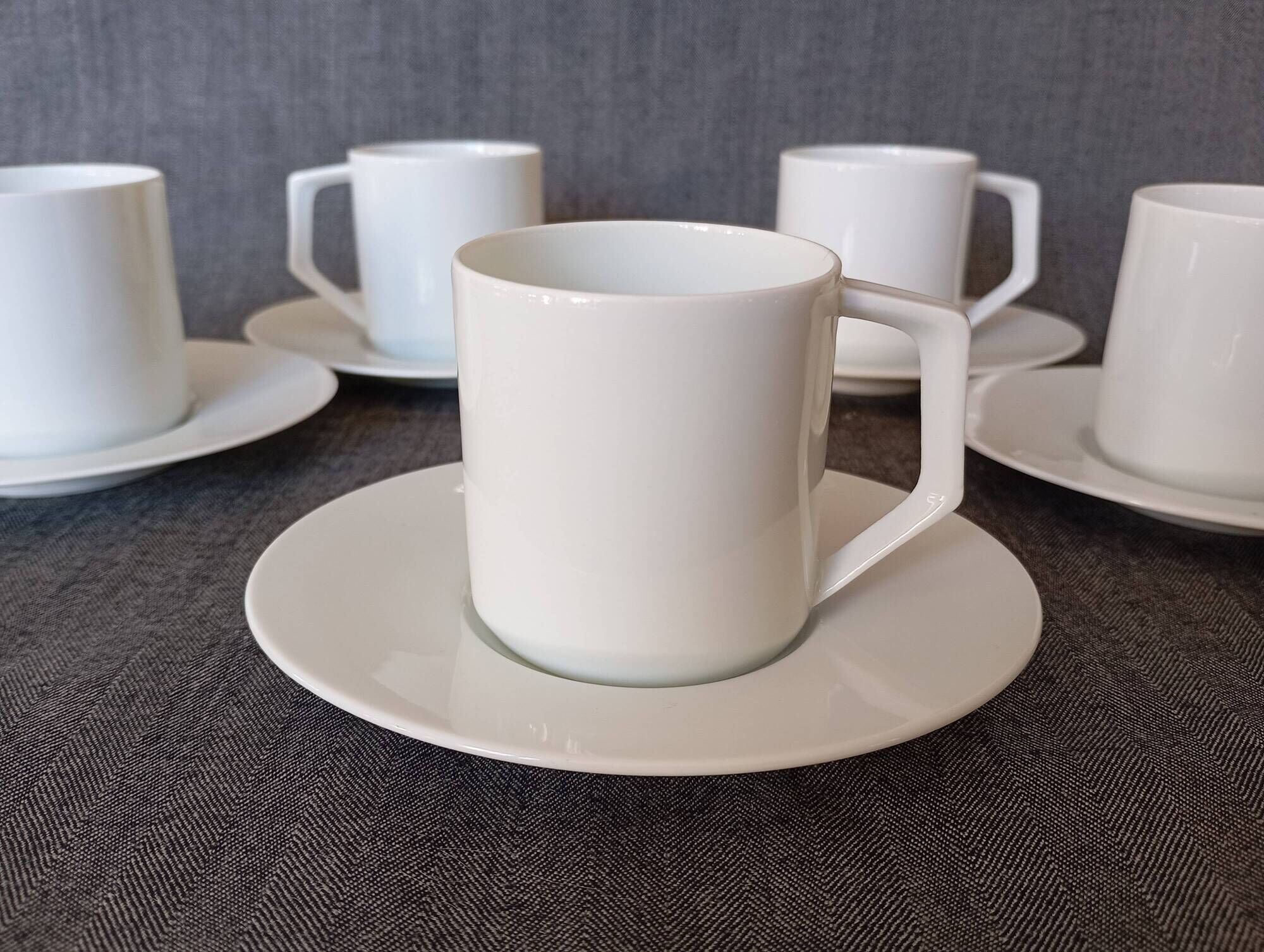 Moka cups in porcelain from Manufacture Royale (Limoges)