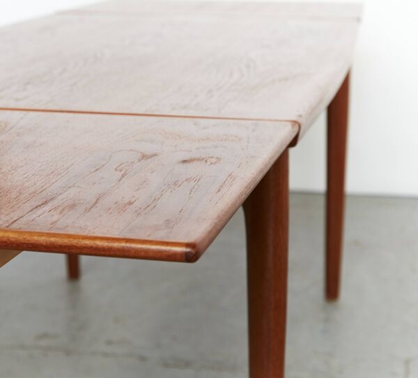Table à manger en forme de bateau Grete Jalk pour Glostrup