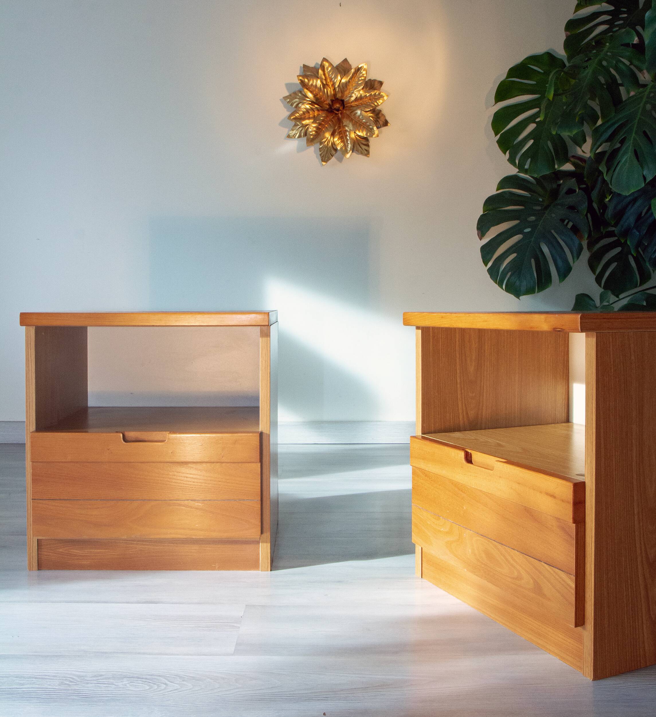 Pair of bedside tables in elm from the 1980s, brutalist design, chalet.